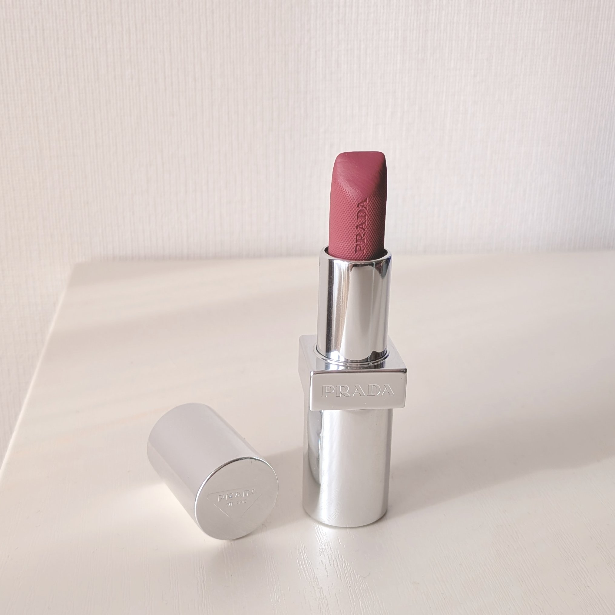 モノクローム ウェイトレス リップカラー(スムース ナイロン) B101 ティエポロ/PRADA BEAUTY/口紅を使ったクチコミ（2枚目）