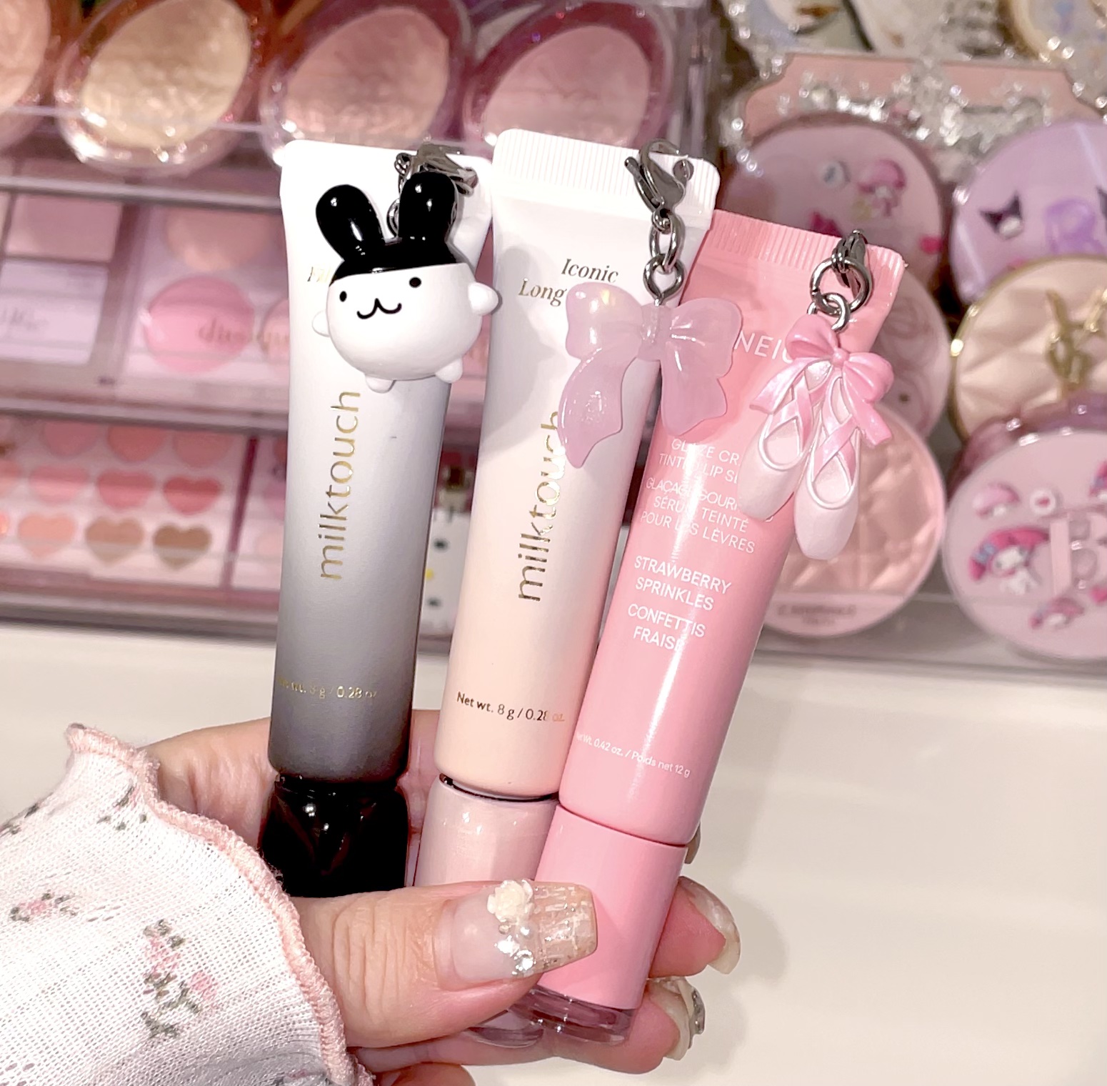 バズってる穴あけパンチ使ってコスメにめじるしアクセサリー付けるやつ、不器用でも簡単にできて可愛くて考えた人天才すぎる…￼



