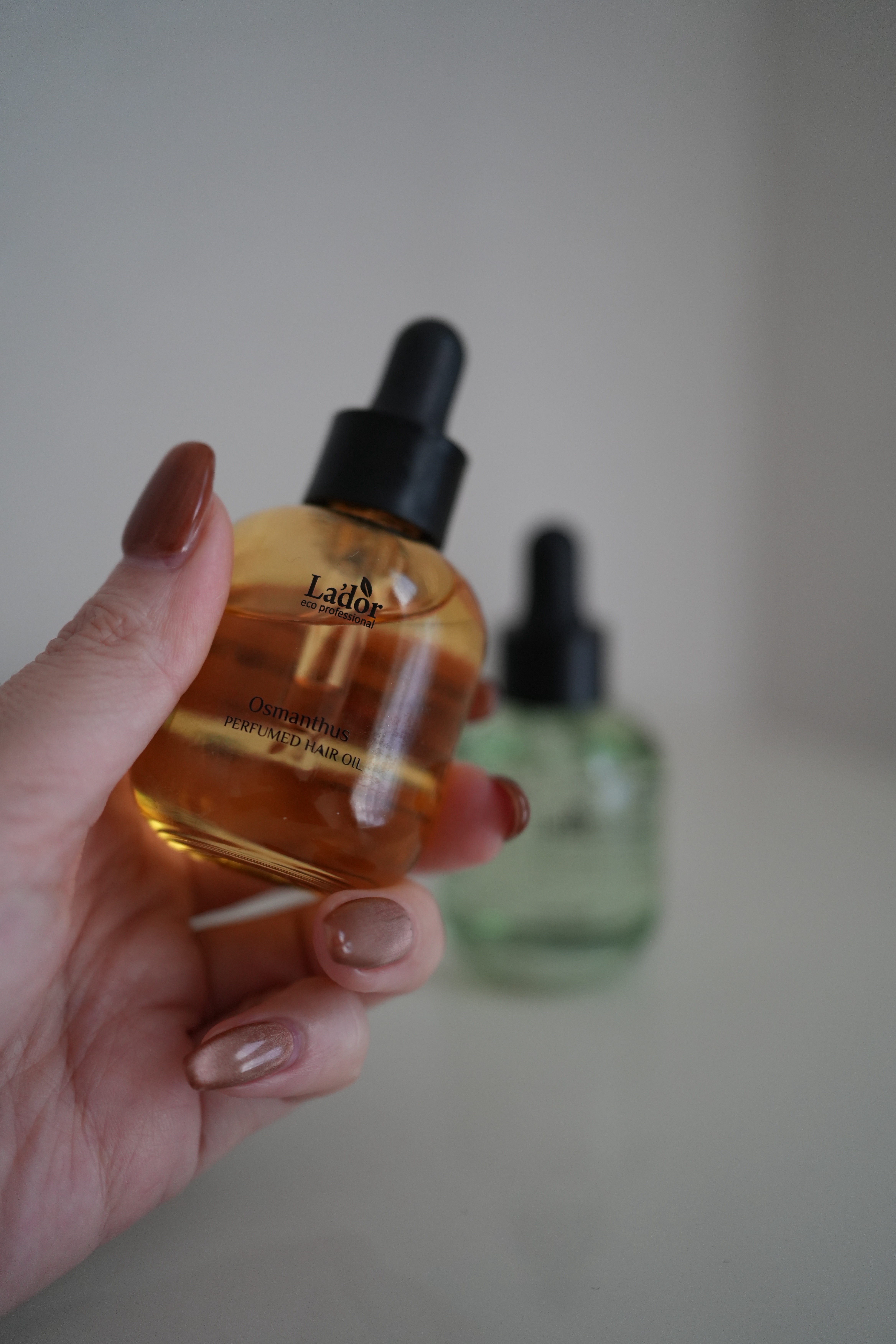 ラドールヘアオイル
オスマンサスとourleaf
どちらも香りがよく、少量でとても伸びがいいし、ほのかな香りがずっと続きます🤍
ヘアドライ、セットにも使える万能ヘアオイルです。