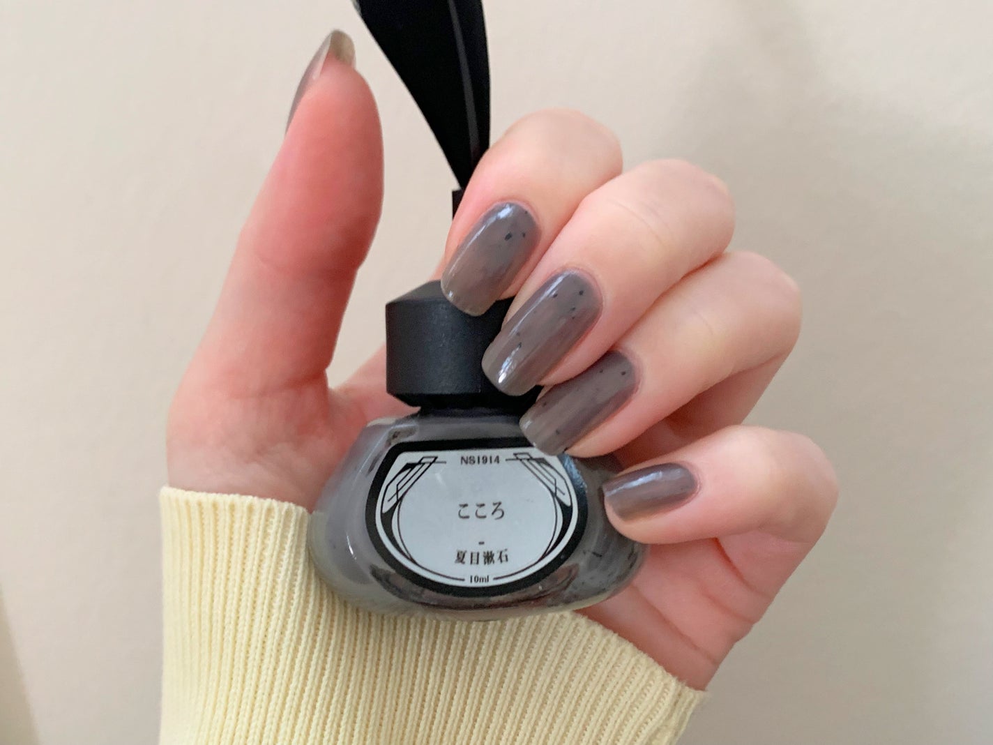 yomogi on LIPS 「etseq.羽ペンネイルポリッシュ夏目漱石-こころグレーにブラ..」(1枚目)