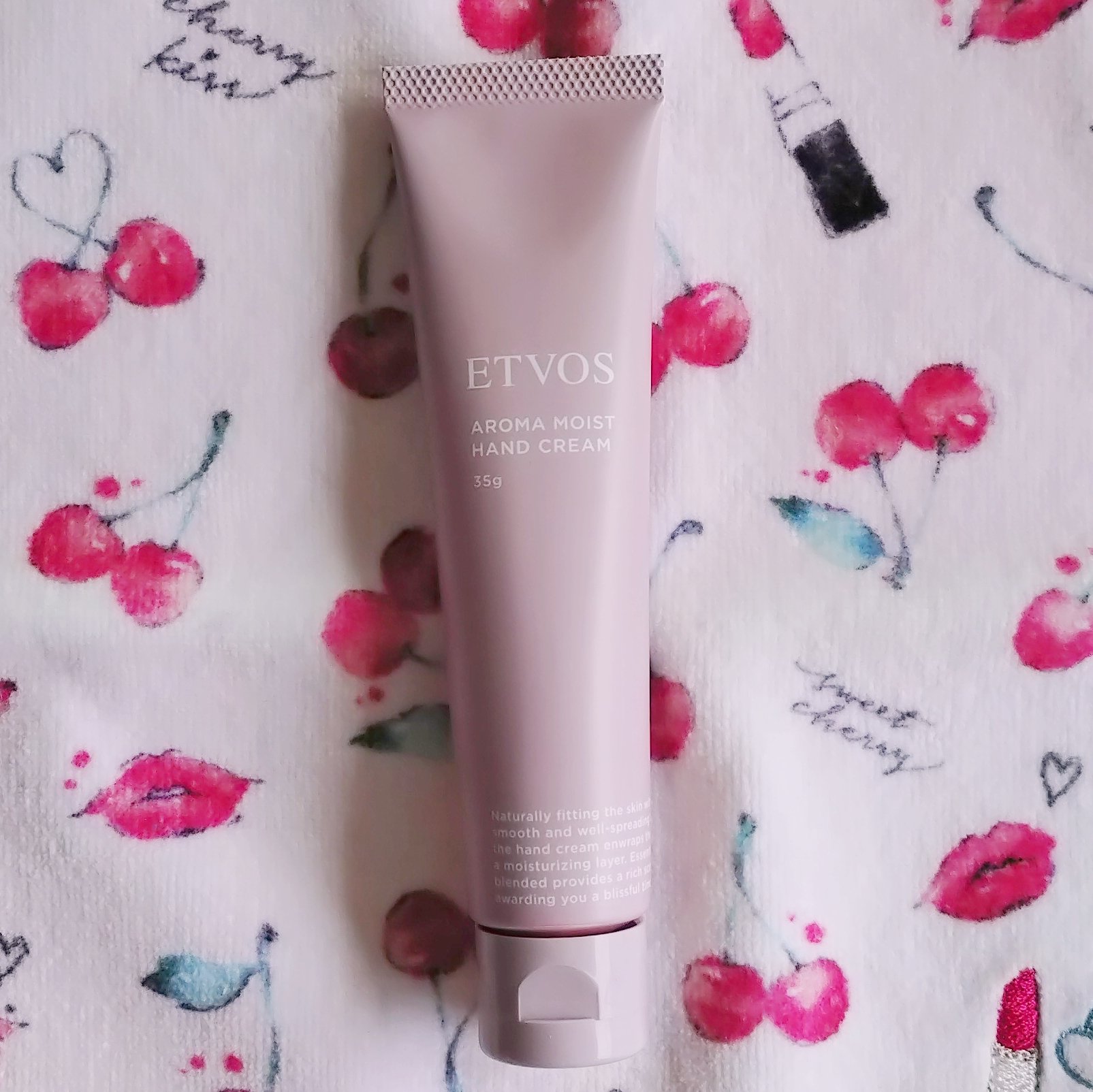 エトヴォス
アロマモイストハンドクリーム フレッシュハーバル

私が最も愛するハンドクリーム。もう公式サイトでは売っていません。Amazonなどでは売っていますが、いつまで買えるか…

主に仕事中に使っているのですが、塗った直後にパソコンを