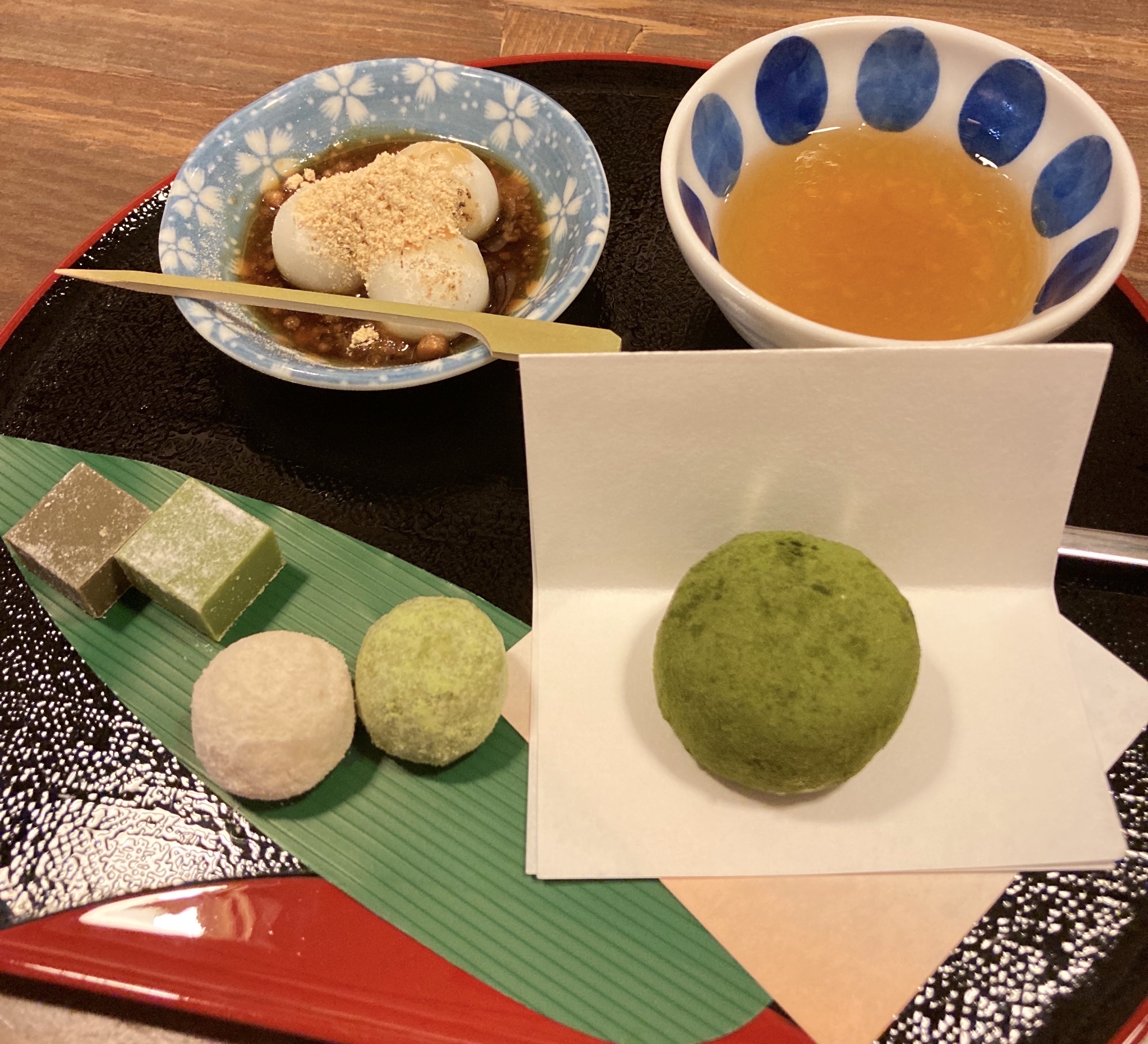 🍵 愛媛県四国中央市の霧の森大福✨️

入手困難でネットでは100倍以上の確率❕
岸田元総理や宮川大輔さんも訪れたと聞いて期待して行ったけど、
思ったよりもちもち感は控えめで中もトロッとしてなかった🤔冬だし、冷えてたからかな？

大福よ