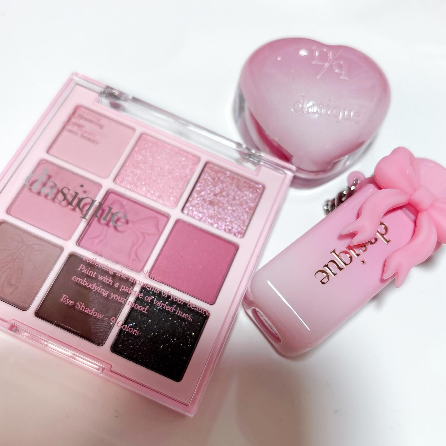 #メガポ購入品 
#motd 
@dasique_jp 
のダークエンジェル😈🩷🪽のほうも買って見たよ！

パキッとした青みピンクでこっちもまた可愛い〜！！

チークもこっちの方がはっきり発色かな❔

シャプンカラコン @chapun