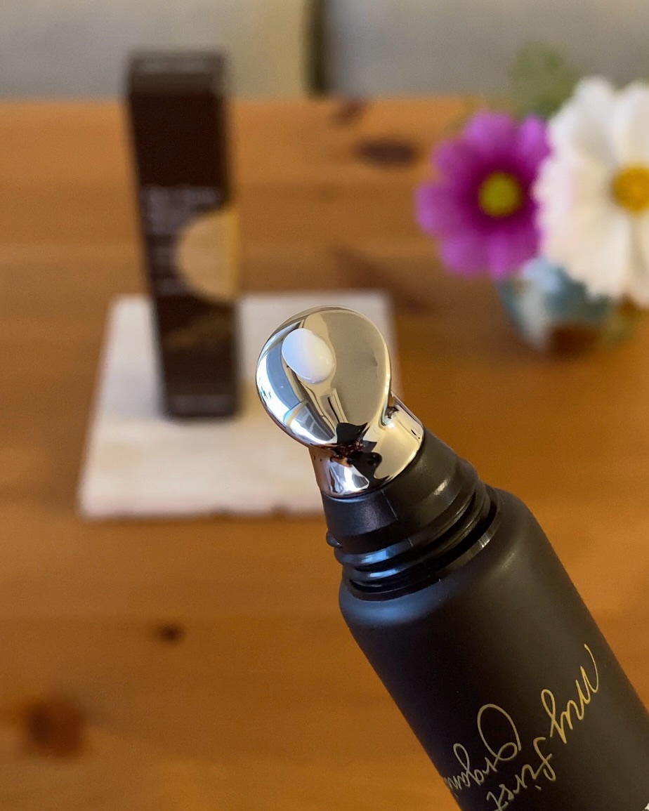 チャントアチャームから新しく発売される「アイゾーンリペアエッセンス」👀🤎

なんとこちら、目元の複合的な悩みを全方位ケアしてくれるアイテム🪄

全方位ケアとは、
❶目元の乾燥
❷乾燥小じわ（乾燥による小じわを目立たなくする（効能評価試