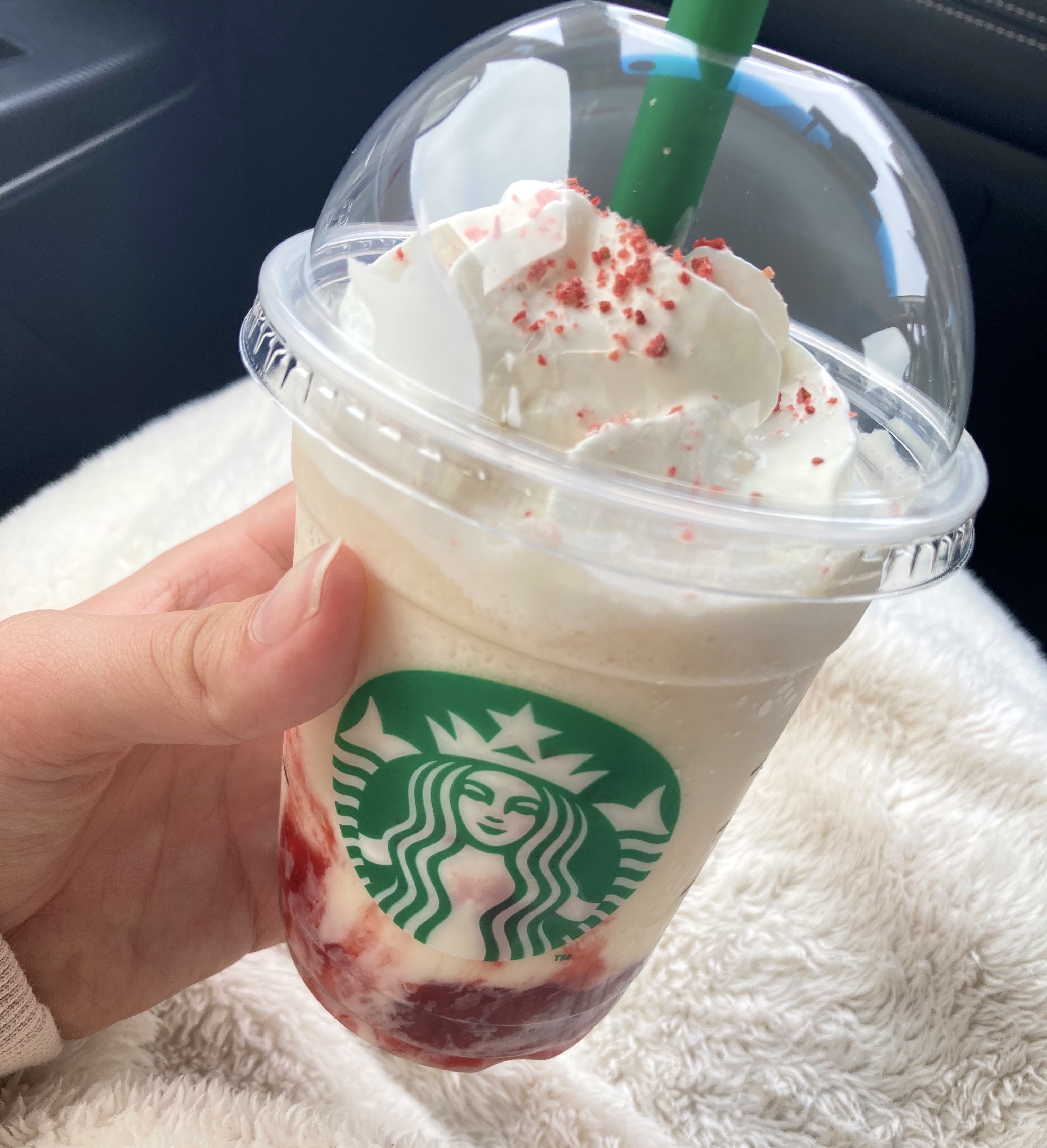 🍓 スタバ新作イチゴフラペチーノ✨
試験のあとに、ご褒美として飲みました😊
甘酸っぱくてさっぱり🍓✨ 
クッキーは追加トッピングと知らず…のっていません🤣

#スタバ新作 #イチゴフラペチーノ #クッキートッピング #ご褒美ドリンク