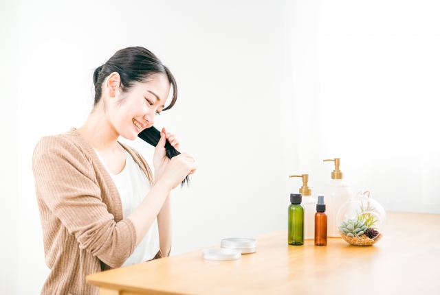 ヘアケアしている女性