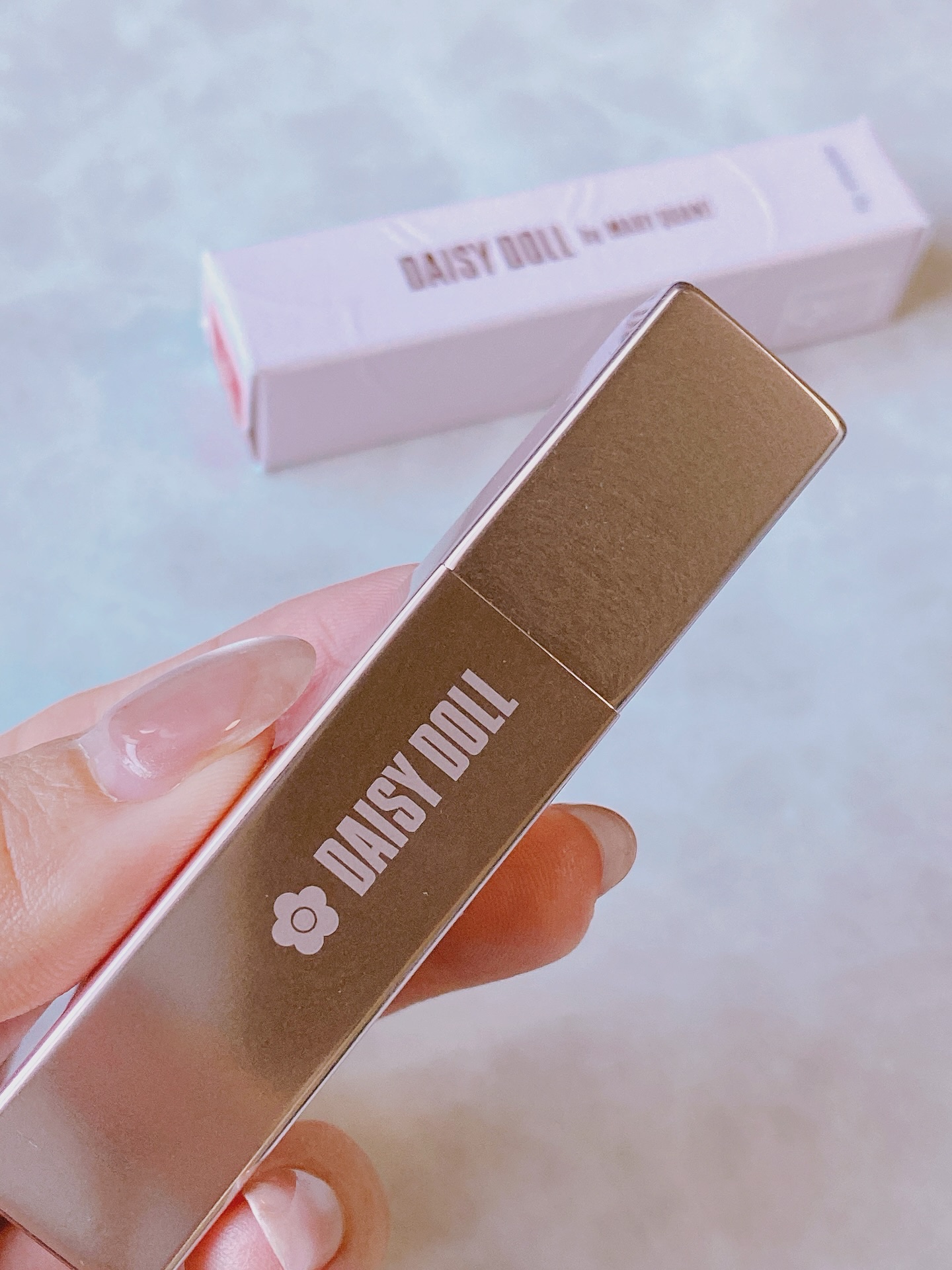 【DAISY DOLL 01】

ZOZOで見つけて、1000ポイント貰ったやつでちょいお得に買えたのも嬉しい💕

見た目はしっかり赤めやのに、
塗ったら 透明感あるルビーレッドで重たくならへんくて、ツヤ感も綺麗で普段使いしやすいカラー�