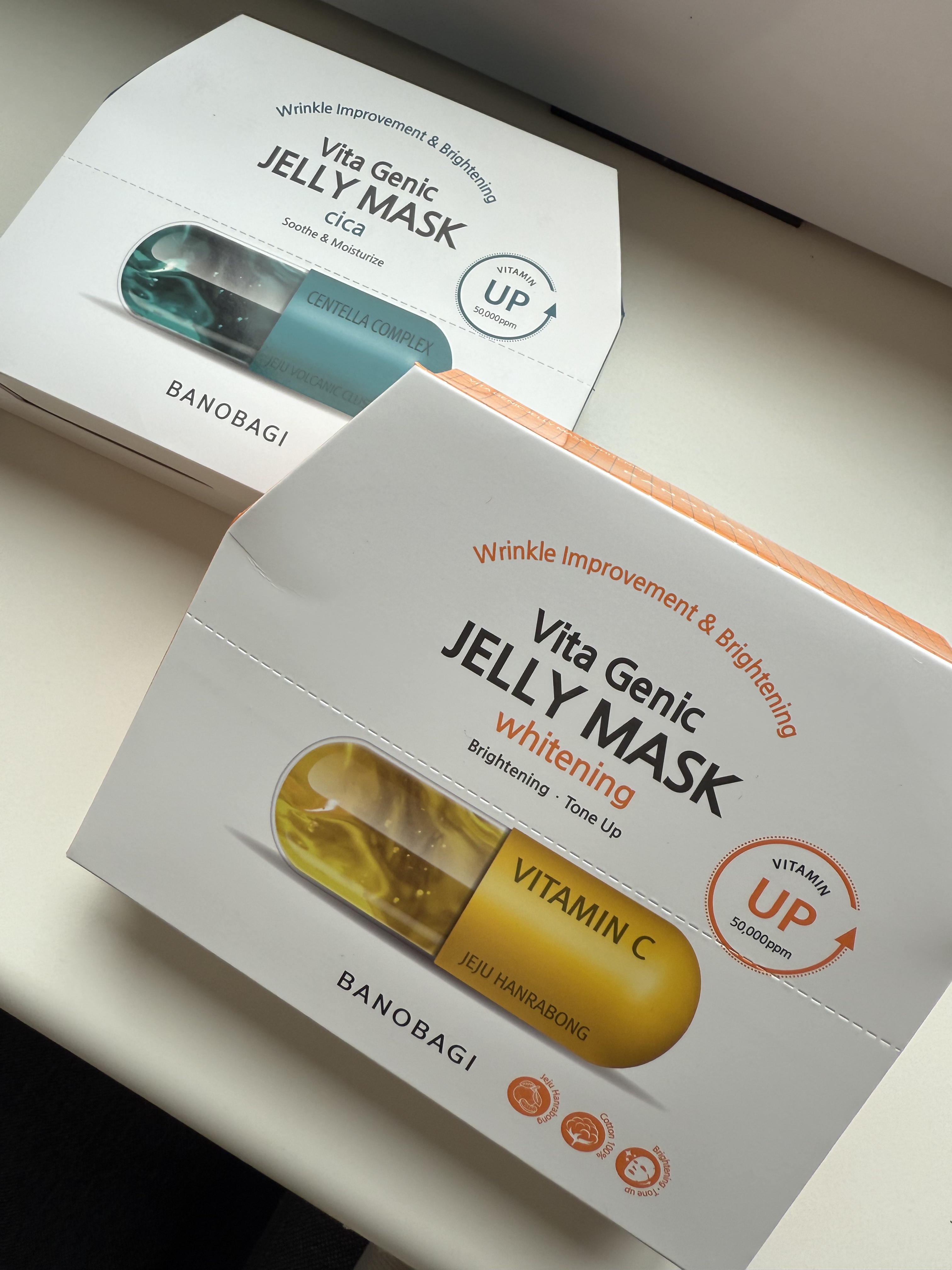 程よい厚みのフェイスシートには、とろみのある美容液が驚くほどたっぷりと含まれています！
「ゼリーマスク」の名にふさわしく、美容液のとろみは格別で、まるで肌に密着する潤いのヴェールのようです。
厚手のシートは密着しにくいイメージがありましたが