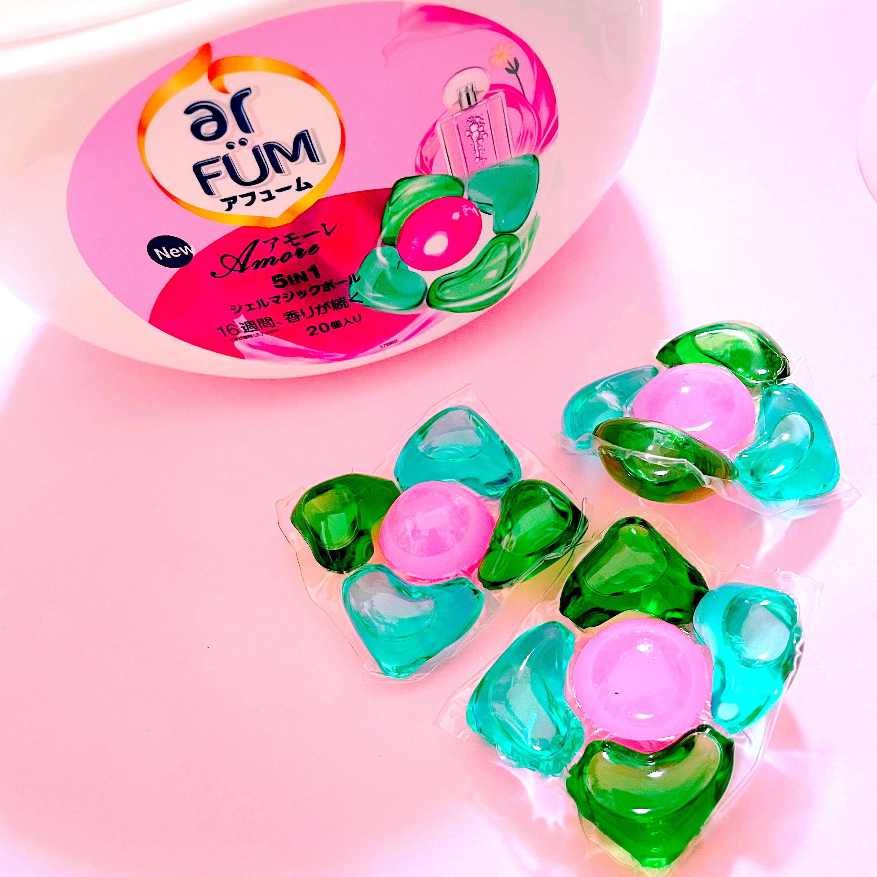 アフューム【アモーレ】20個入BOX



「まるで香水みたいな香り」と話題の王子製薬の5in1洗濯洗剤です。




5in1は、①洗浄※１、②抗菌※２、③柔軟、④保護、⑤香り！
※1…7種の酵素による抜群の洗浄力（王子製薬調べ）
※2…