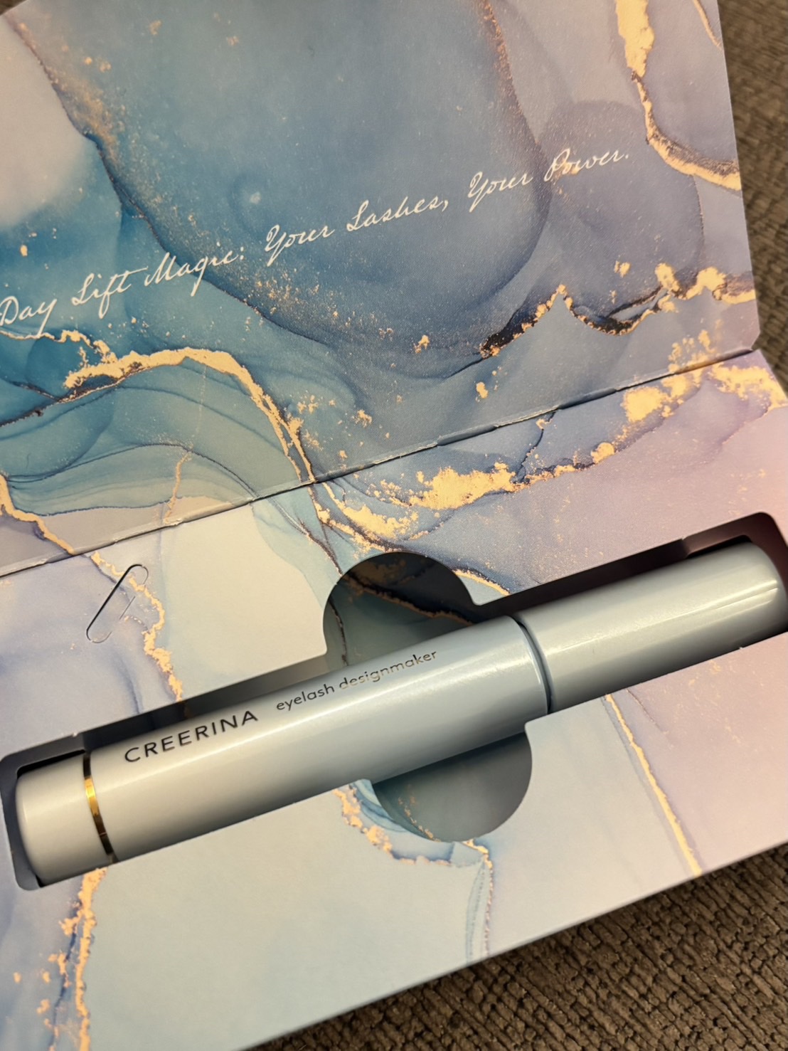 まるで「1DAYまつ毛パーマ®」
まつ毛メイクの新時代到来！✨
クレーリナ アイラッシュデザインメイカー

「メイクでまつ毛パーマができれば最高じゃん！」
開発者のそんな思いから誕生したそうです👁️🩵

スタイリングメモリー※成分がまつ