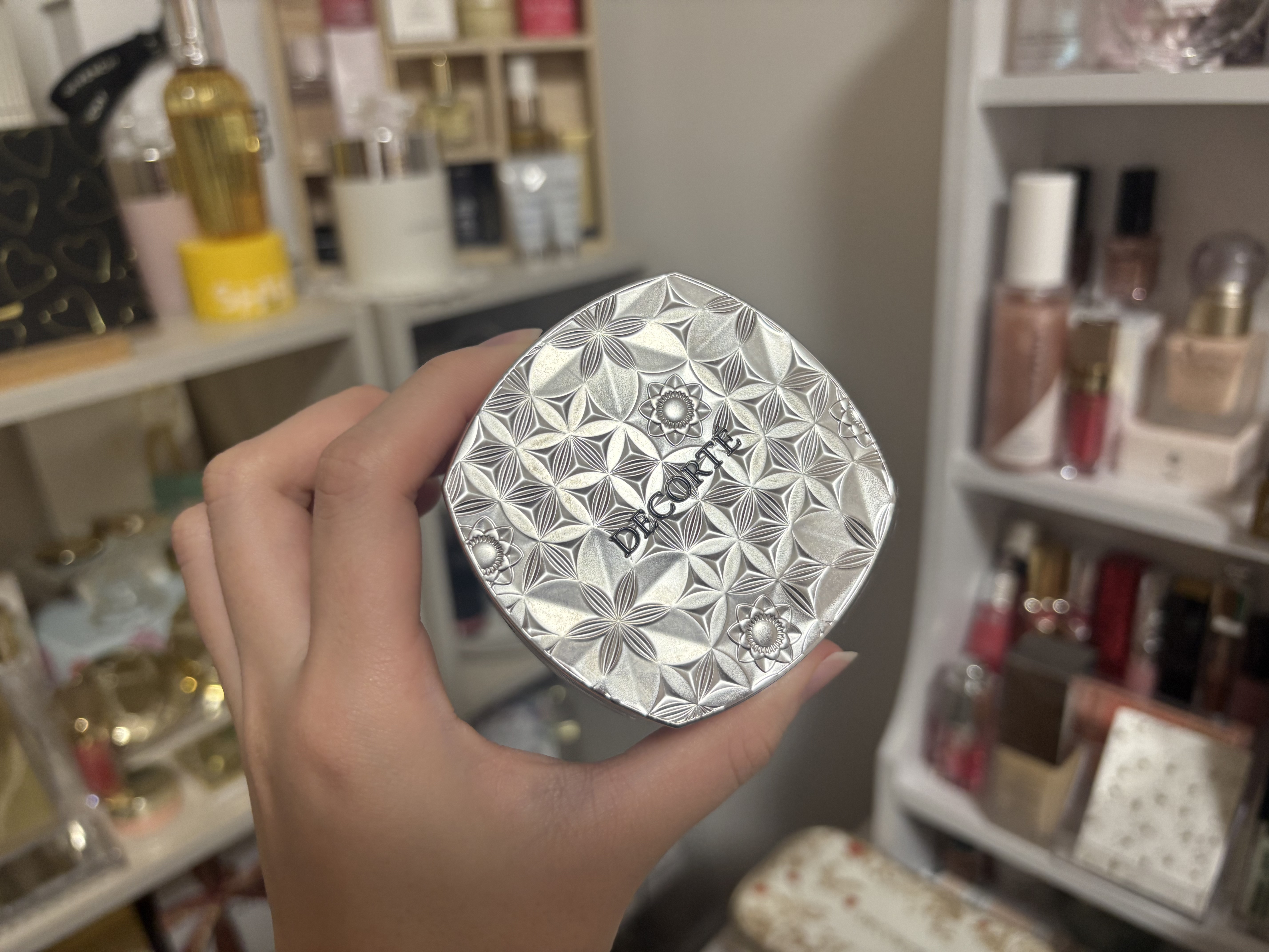 DECORTÉ【ルース パウダー】

大好きなルース パウダー。
私はパウダーをしないと崩れるので必ず使っています。乾燥する秋冬はブラシでサッと塗ります。
101harmony veilは透明感アップしてくれるパウダーでお気に入りです♪

