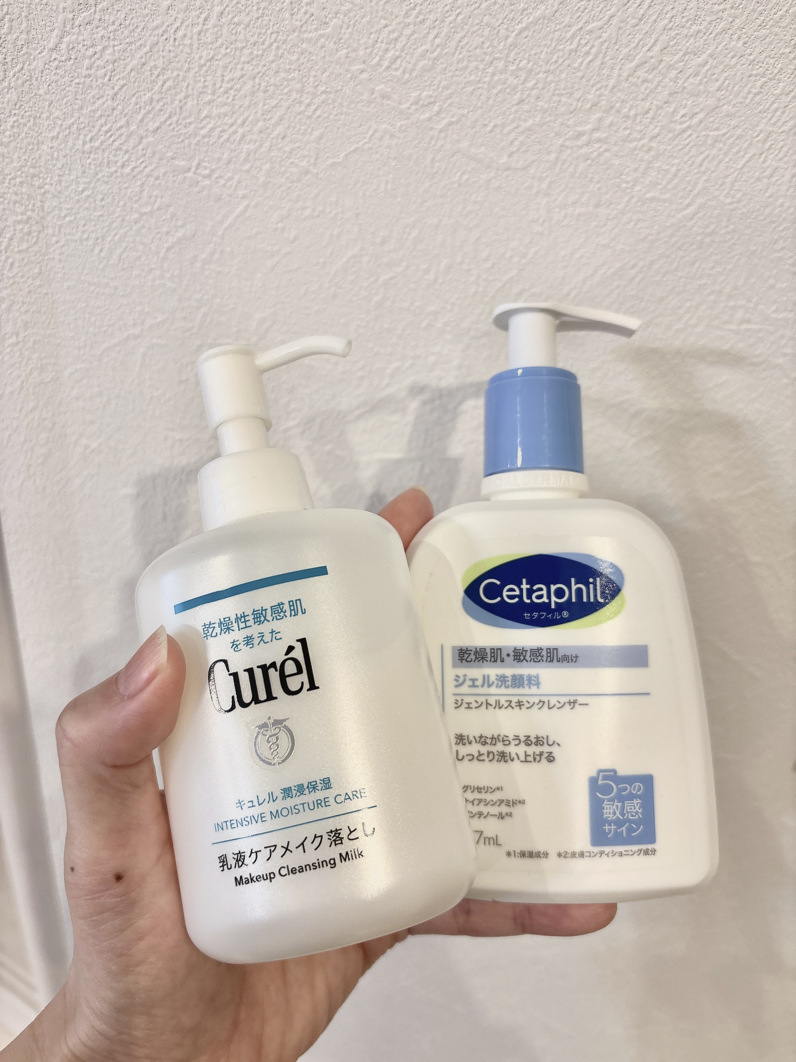 乾燥してきたから
この辺の洗顔でなめらかなケア。

冷たい洗顔はこの時期ヒヤっとするよね🙀🌀

⚪️Curel
乳液ケアメイク落とし

コットンに含んでやさしくなでる拭き取りケア。
洗い流す必要がないのが◎

朝の洗顔代わりにも使えるみ