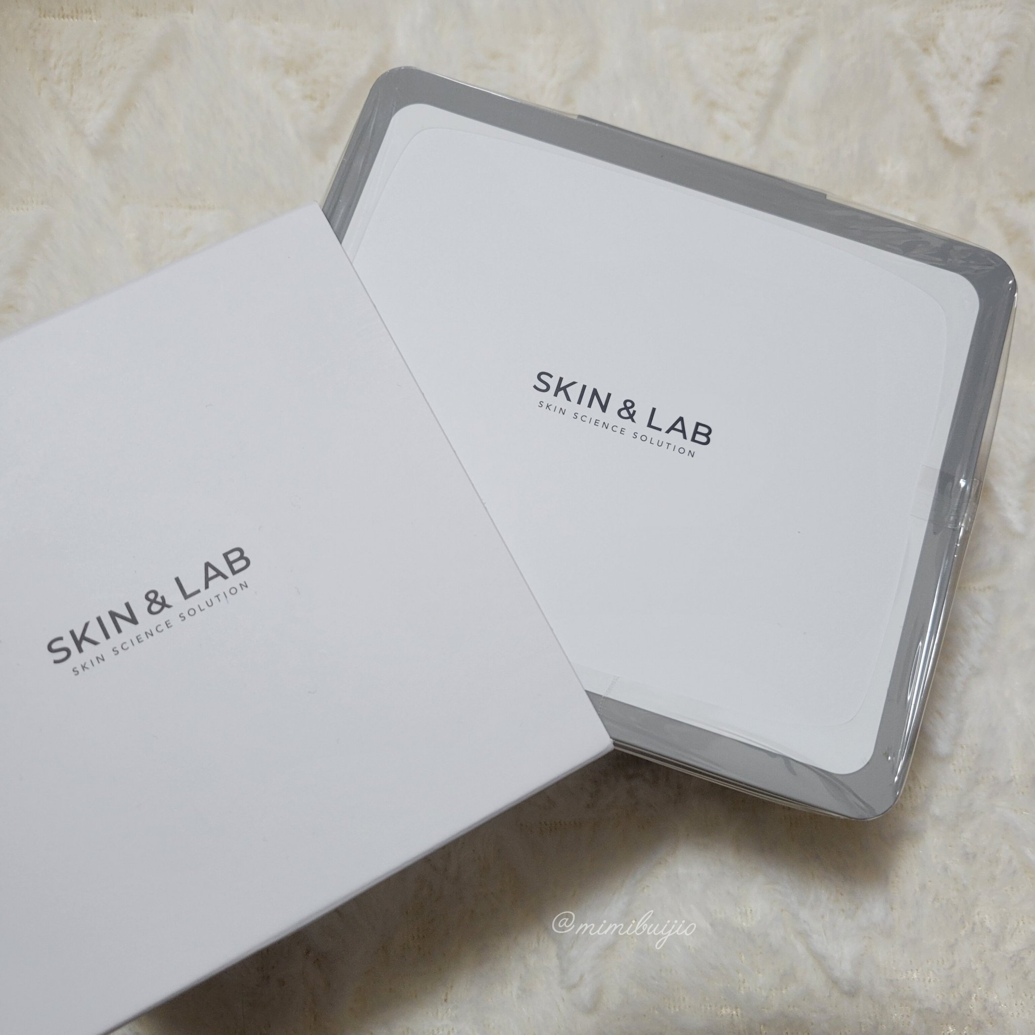 ピンセット付きで
毎日衛生的に使えて嬉しいと思いました。
パックは厚すぎず、薄すぎず丁度よく、 
ぺろりと剥がれにくい点も良かったです。
美容液もたっぷりだったので 
デコルテまで塗ることが出来ました。
仕上がりもしっとりで嬉しいです！

