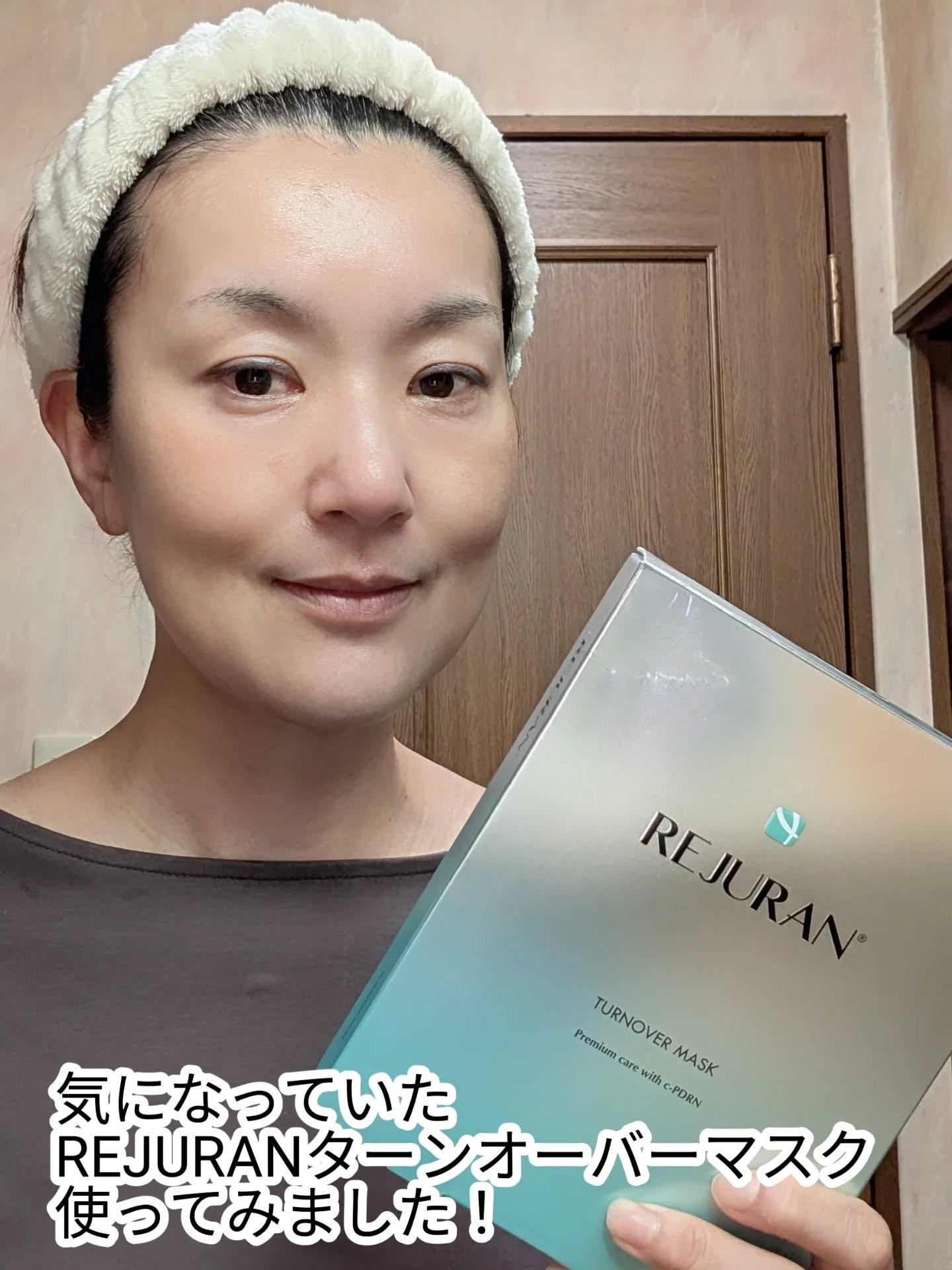 ずっと使ってみたかった
REJURANターンオーバーマスクを使ってみました💡

美容液1本分を贅沢に
マスク1枚に美容液1本分40ml を凝縮した
ミルキーテクスチャーの美容液がヒタヒタに含まってます✨
シートは肉厚の柔らかなマイクロファ