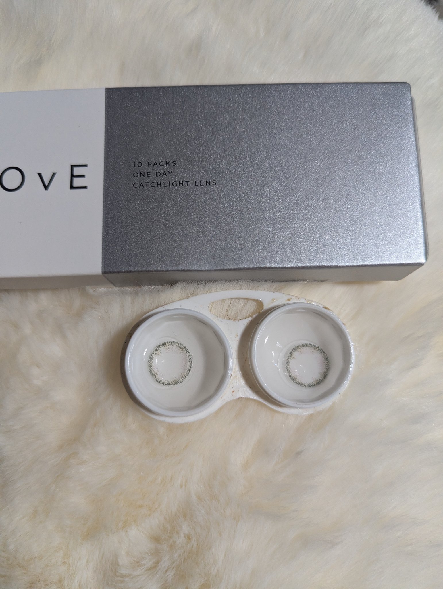 オヴィのカラコンめっちゃ好きで今回はOvE 4にしてみました。
今まで使ってたオヴィより若干フチありな感じです。
OvE 4も目に光を集めてくれてキラキラになるし、着色直径が13ミリなのでバレずにキラキラお目々になれました。OvE 4もいい