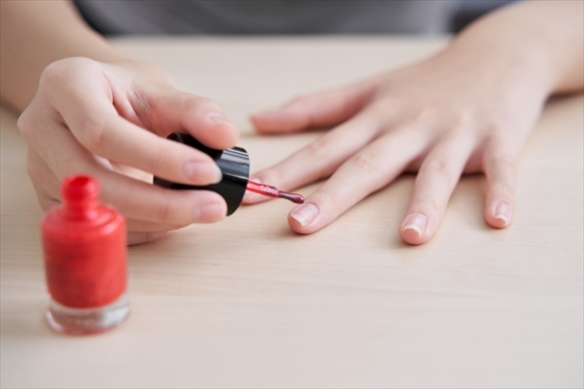 セルフネイルをしている女性の手