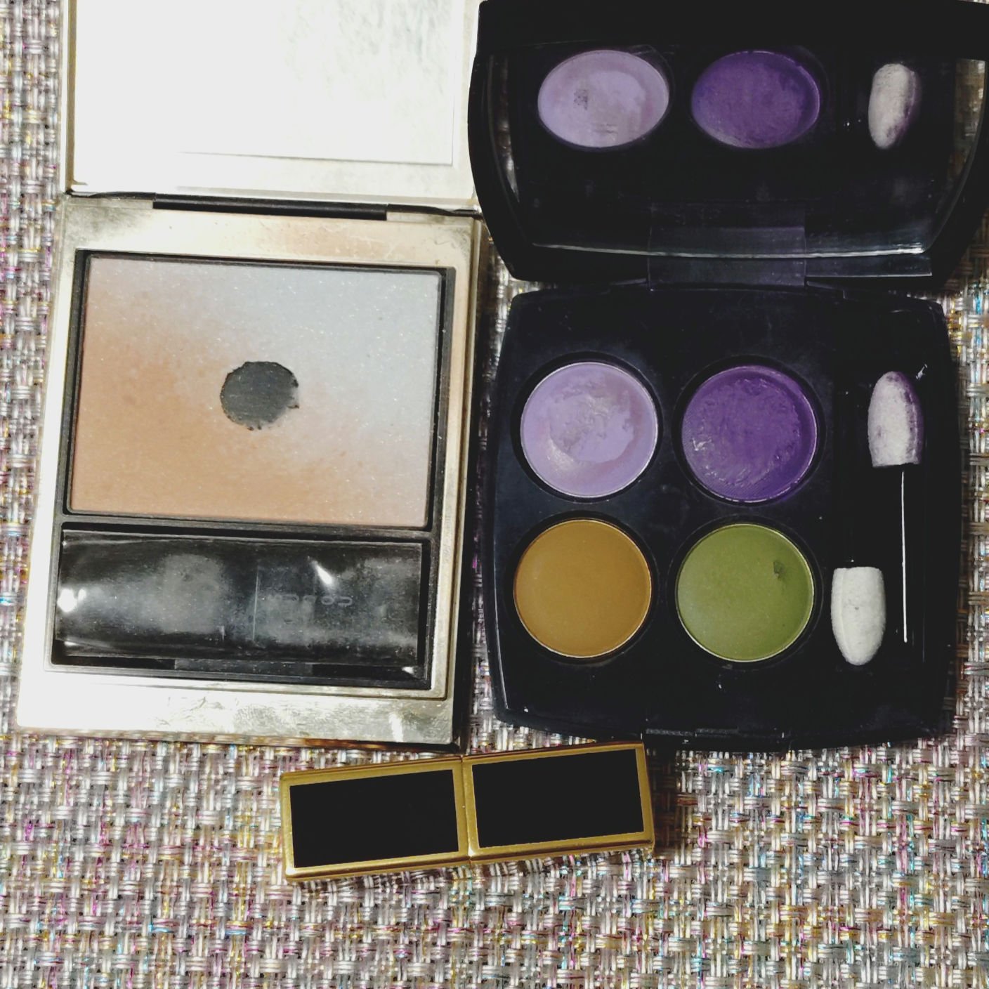 ■火曜日のメイク


CHANELのレ キャトル オンブル、
394ディヴィナションを使用。
左下と右上を混ぜてブラウンっぽい仕上がりに。


チークはSUQQUの羽風、
リップはトムフォードのカサブランカを
保湿リップのうえに重ねて軽めに