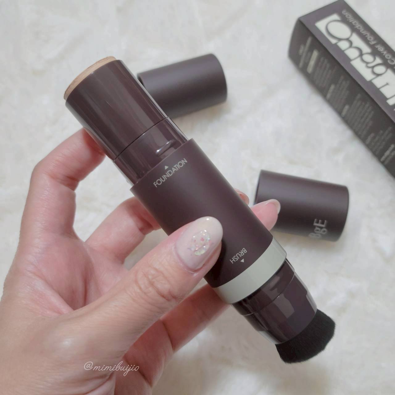 付属のブラシ付きのスティックタイプで手を汚さずに使えるところがとても便利だと感じました！
濃いので不安でしたが、
ブラシで馴染ませると簡単でムラもなく良い感じです。 厚塗り感を感じさせないのに
カバー力があって、頬のしみに
とても役立ってく