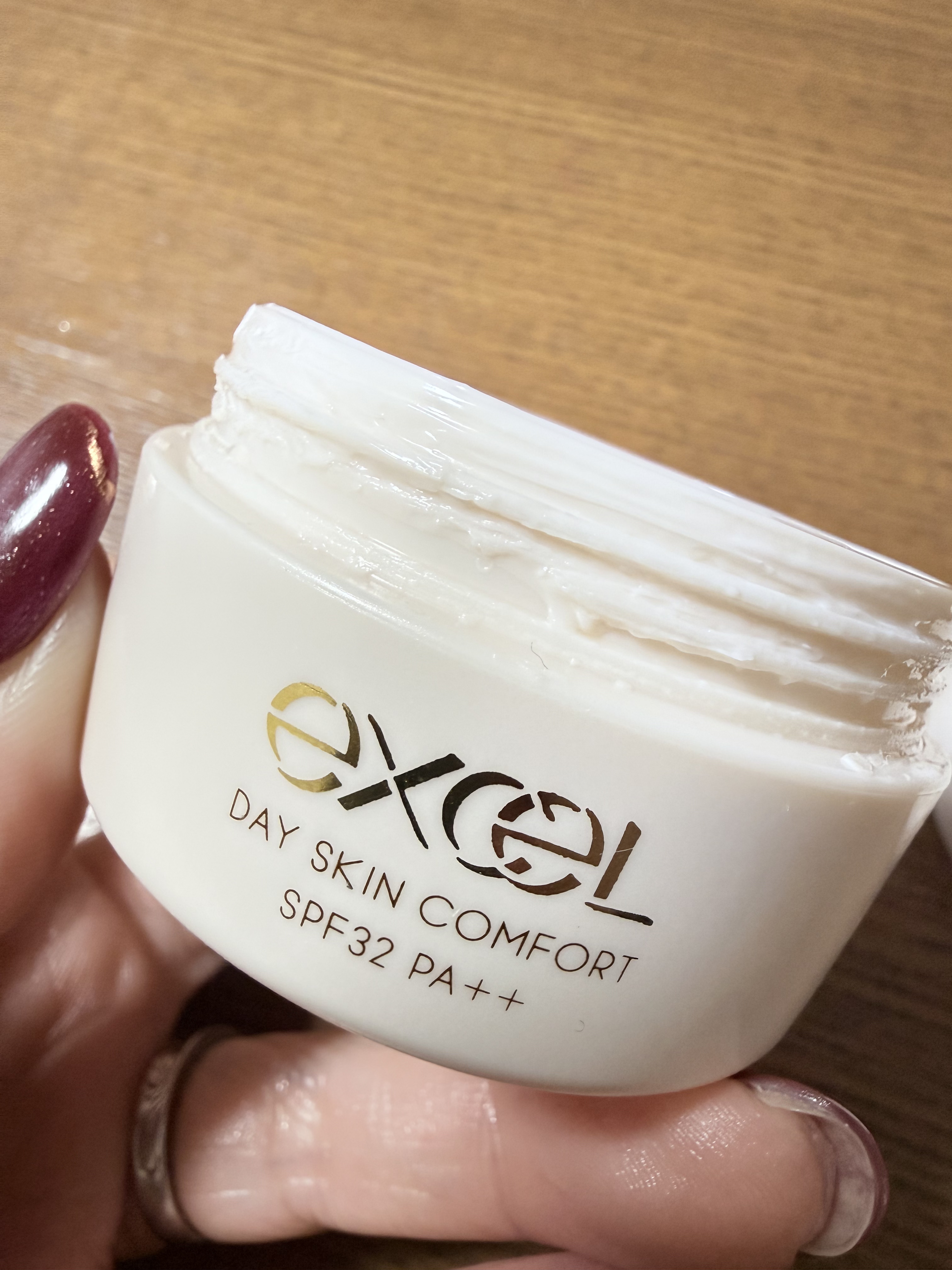 
◎みずみずしいテクスチャーで伸びが良い
◎もったりした使用感だが白浮きしない
◎ほんのり柑橘のような香り
◎家で過ごす時に便利なSPF32PA++

✼••┈┈••✼••┈┈••✼••┈┈••✼••┈┈••✼

  《商品説明》 

ex