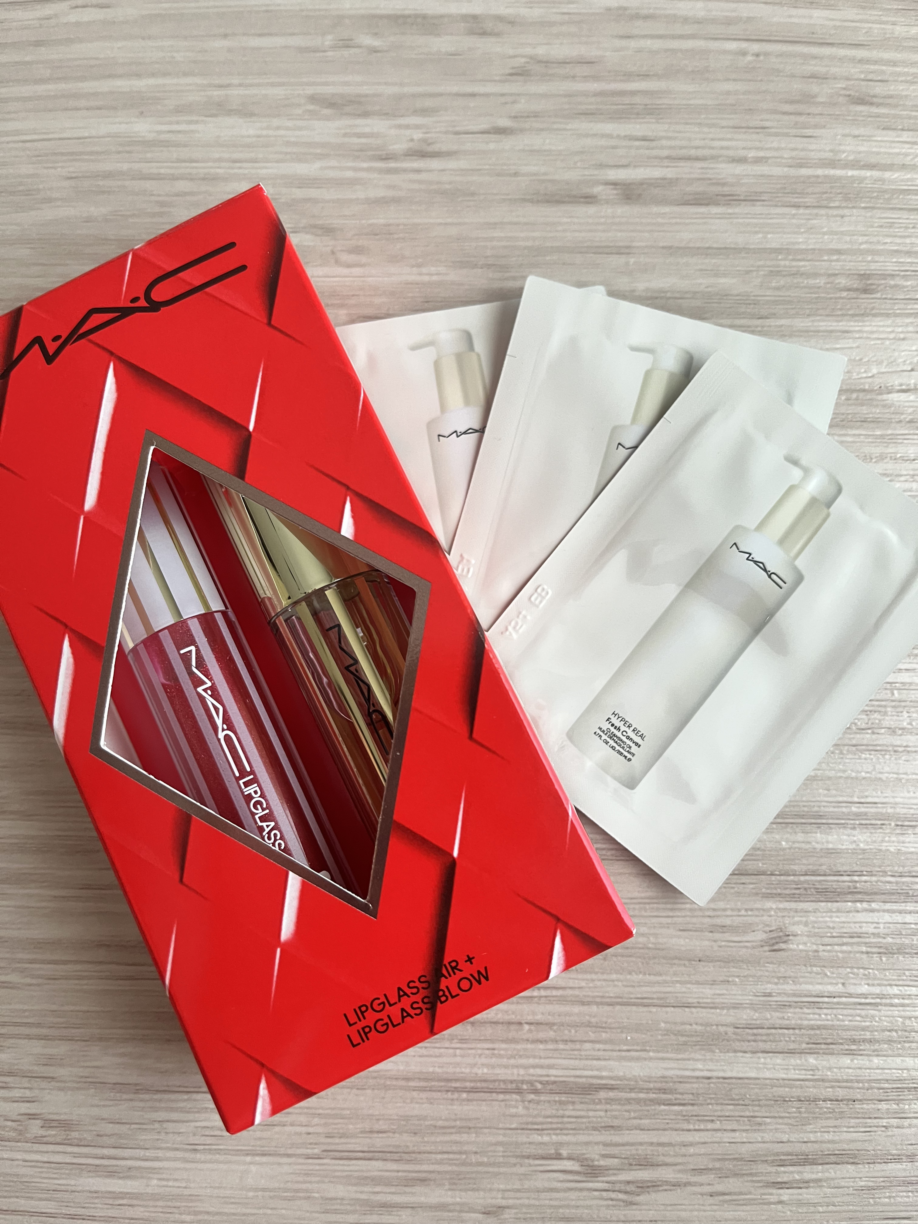 MACのクリスマスコフレは毎年なんだかんだ買っちゃう…

今回はリップガラスの２本セットをゲット。
定番のプランプリップ使ってみたかったんです☺️

使うの楽しみ〜！！
