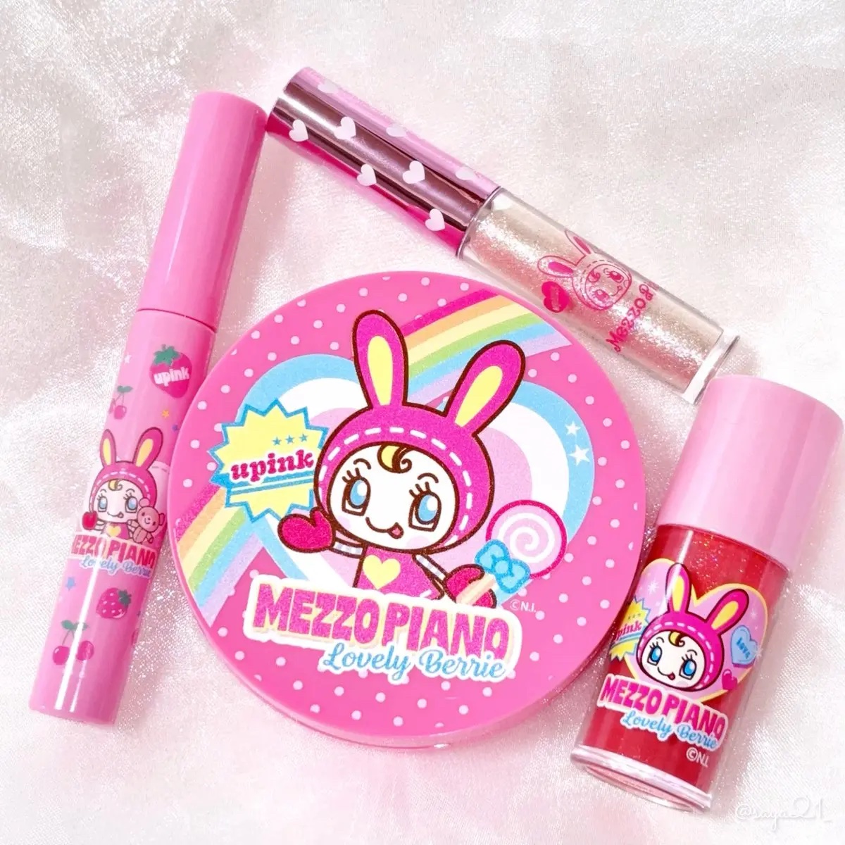 平成女児歓喜のupink×メゾピアノコラボが可愛すぎる🍓🎀

⚜️upink
プリズムジュエルグリッター M101 シュガーピンク 
デュードロップリップオイル M102 メロディピンク
カバー&グロウクッション M01 ライトベージュ