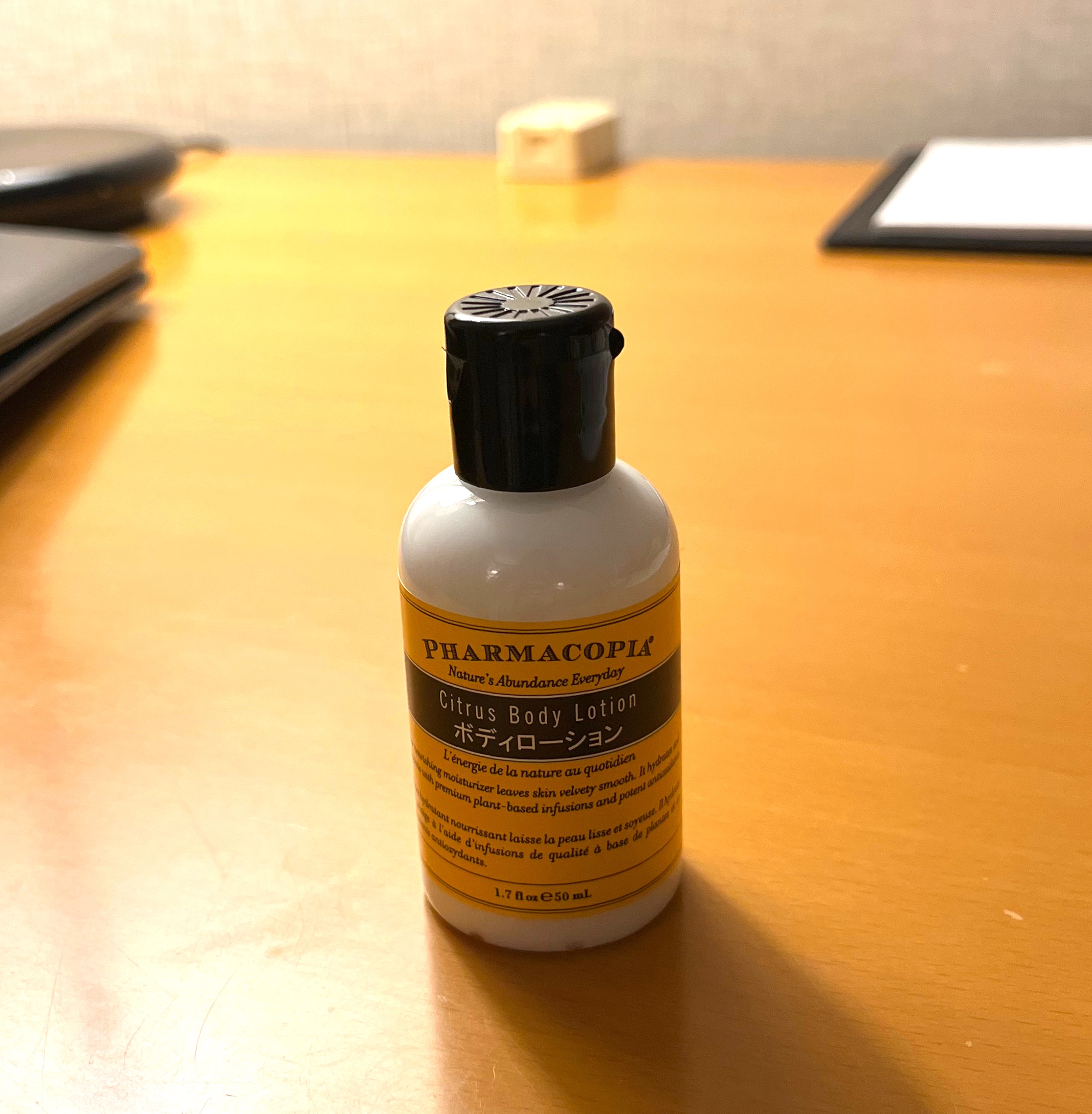 PHARMACOPIA
シトラスボディーローション
────────────

ホテルにあったので、
使ってみました!

シトラスと書いてあるだけあり、
けっこう香りました。
だんだん香りは落ち着いてきますが、
つけたすぐはおお‥となります