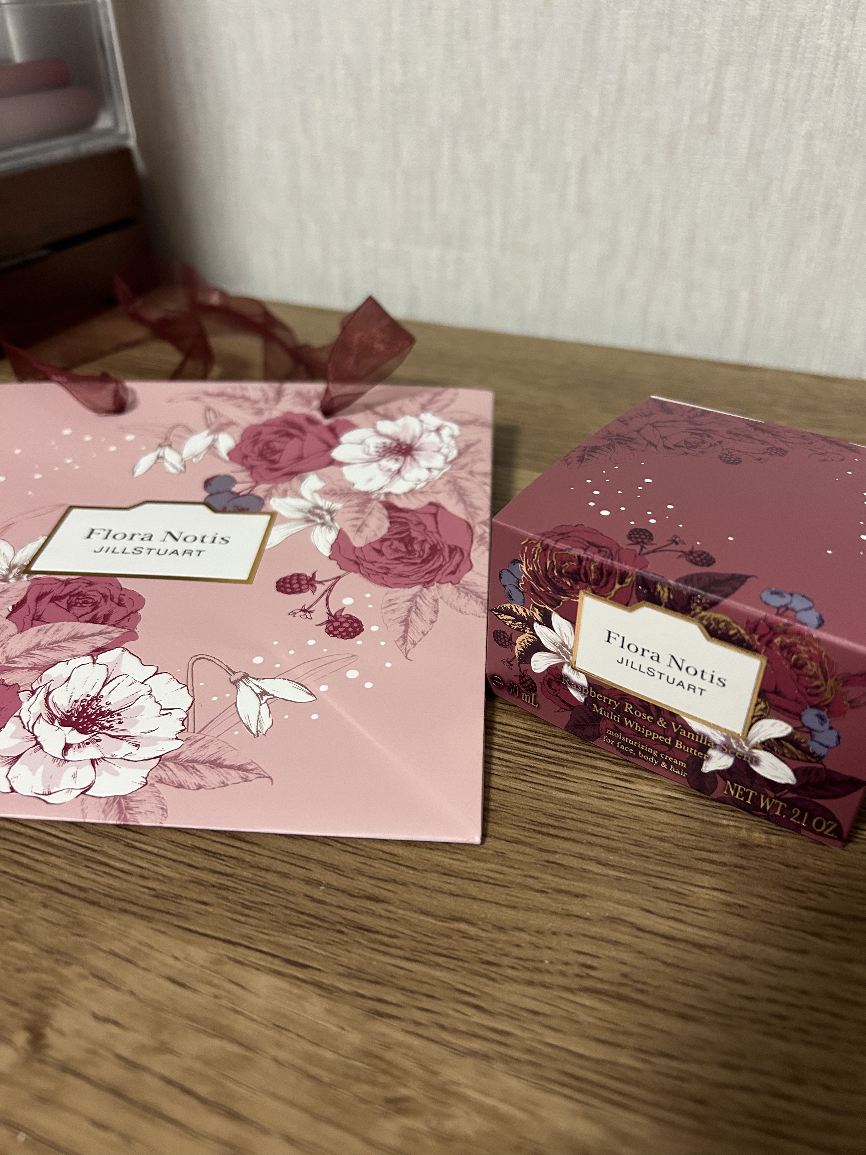 Flora Notis JILL STUART Flora Notis JILL STUARTラズベリーローズ＆バニラ マルチホイップバターのクチコミ「
ラズベリーローズ＆バニラの香り。

これだけで気になってて。
セットまではいらないな…と思っ.....」（1枚目）