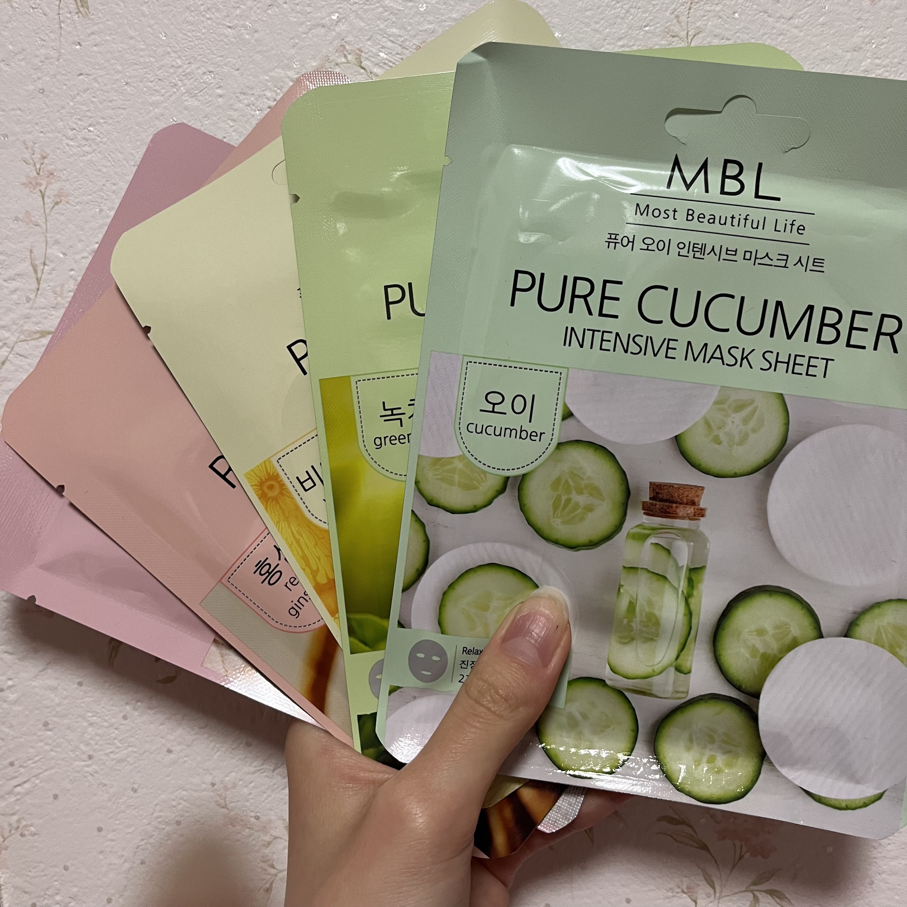 お父さんから韓国のお土産でパック大量にもらった！
日本円で1個20円から30円くらいらしい！！
乾燥する時期だから嬉しいなー！