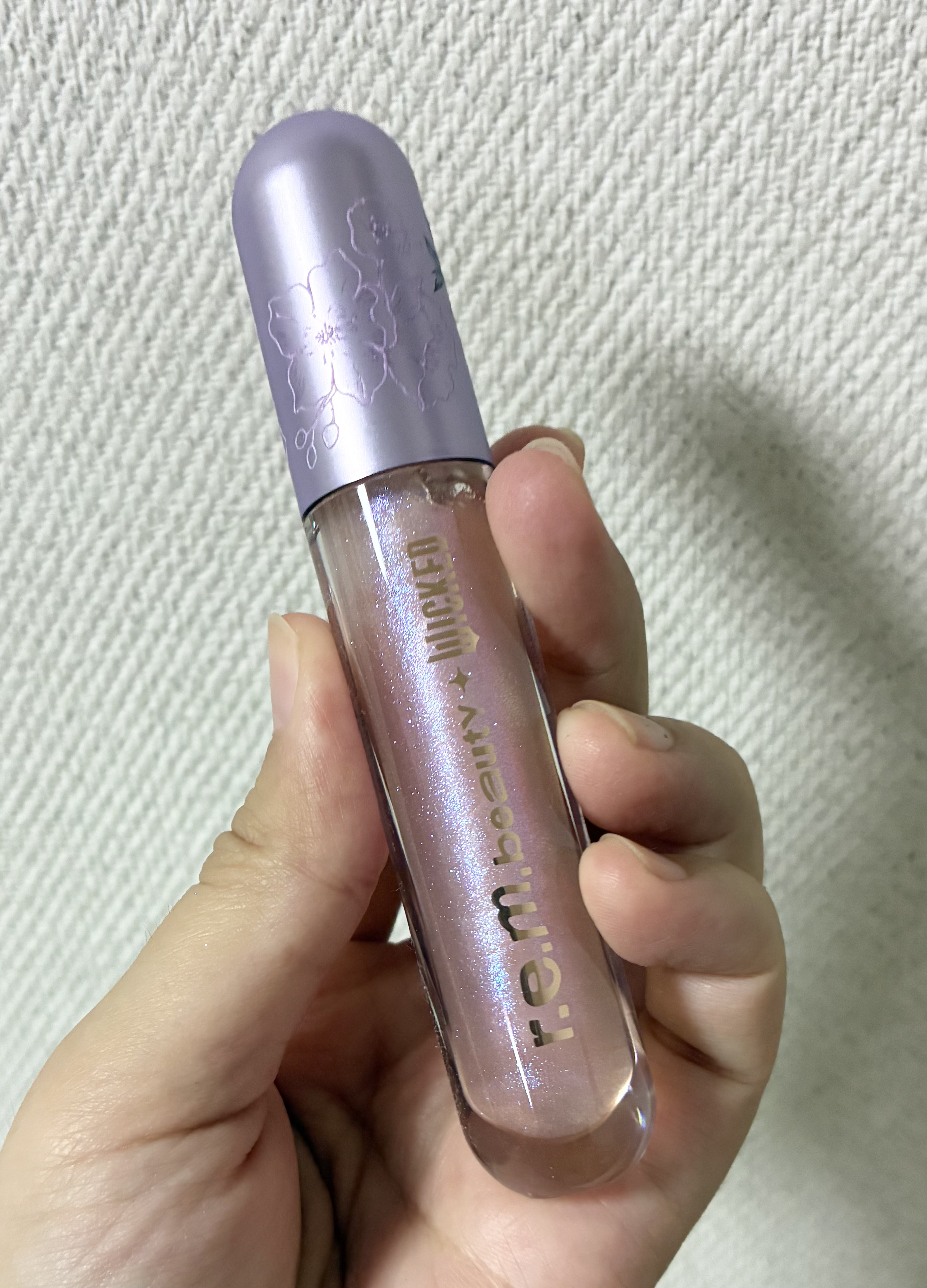 r.e.m.beauty　essential drip glossy balmです
カラーはTAP TO BUBBLEなります


こちらはアリアナ・グランデのプロデュースコスメブランドでしかもウィキッドエディション✨
残念ながら日本では未