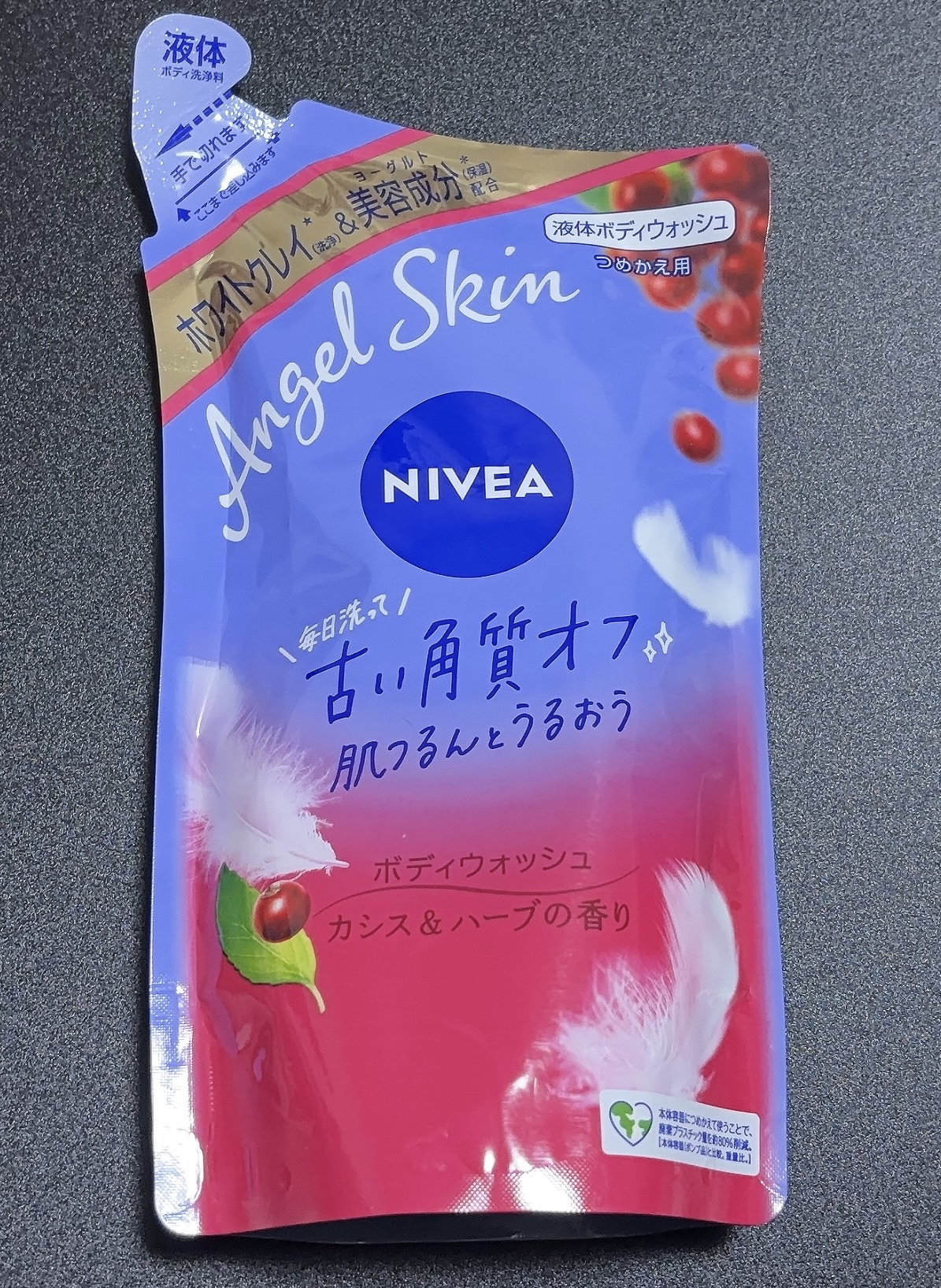 ☆ニベア エンジェルスキン ボディウォッシュ 
カシス＆ハーブの香り

ざらつきの原因となる、古い角質や毛穴汚れをオフ。
美容成分＊配合の軽やかなホイップ泡ですっきり洗って、肌つるんとうるおう。

ホワイトクレイ配合：カオリン（洗浄）　

