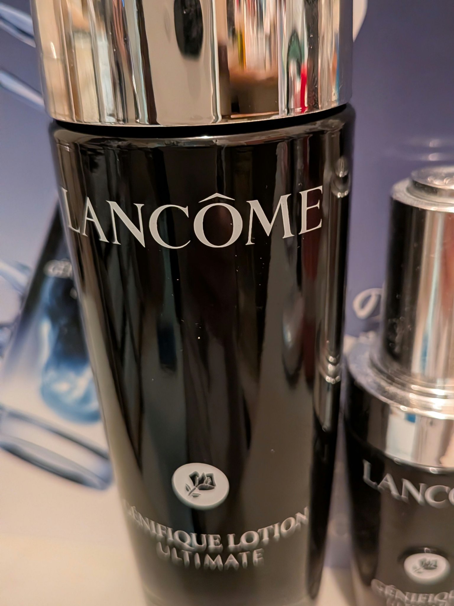 香りはキツめだけどとても良い香り。
化粧水と言えないくらい濃厚。美容液みたい。
私は普段、安い化粧水、そこそこの美容液いくつかを合わせて使ってるけど、これ1本とランコムのセラムでそれらを凌ぐほどのもっちり感。
朝の肌に栄養が満たされている感