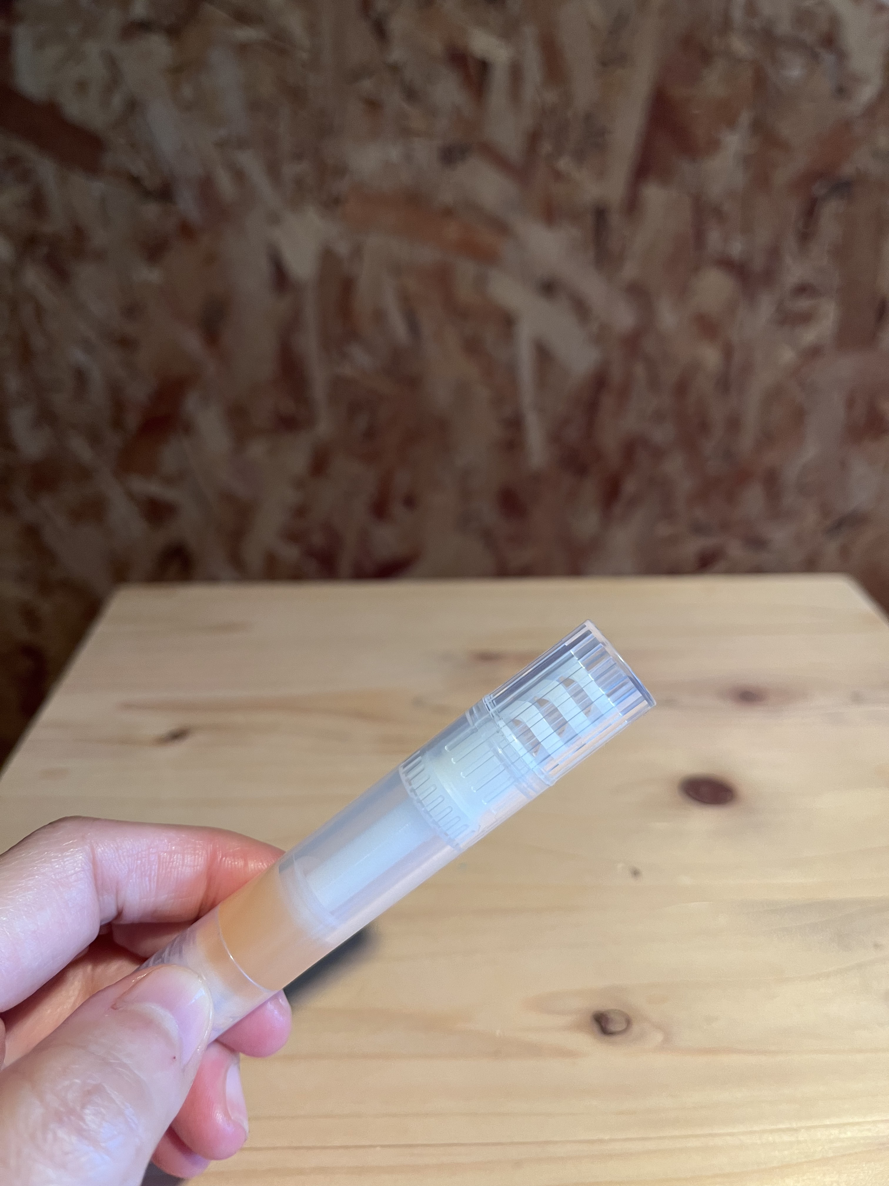 無印良品 ネイルケアオイルのクチコミ「後ろのダイヤルをカチカチして適量を出して使います。

ブラシ状になっているので、爪の間に入りや.....」（2枚目）