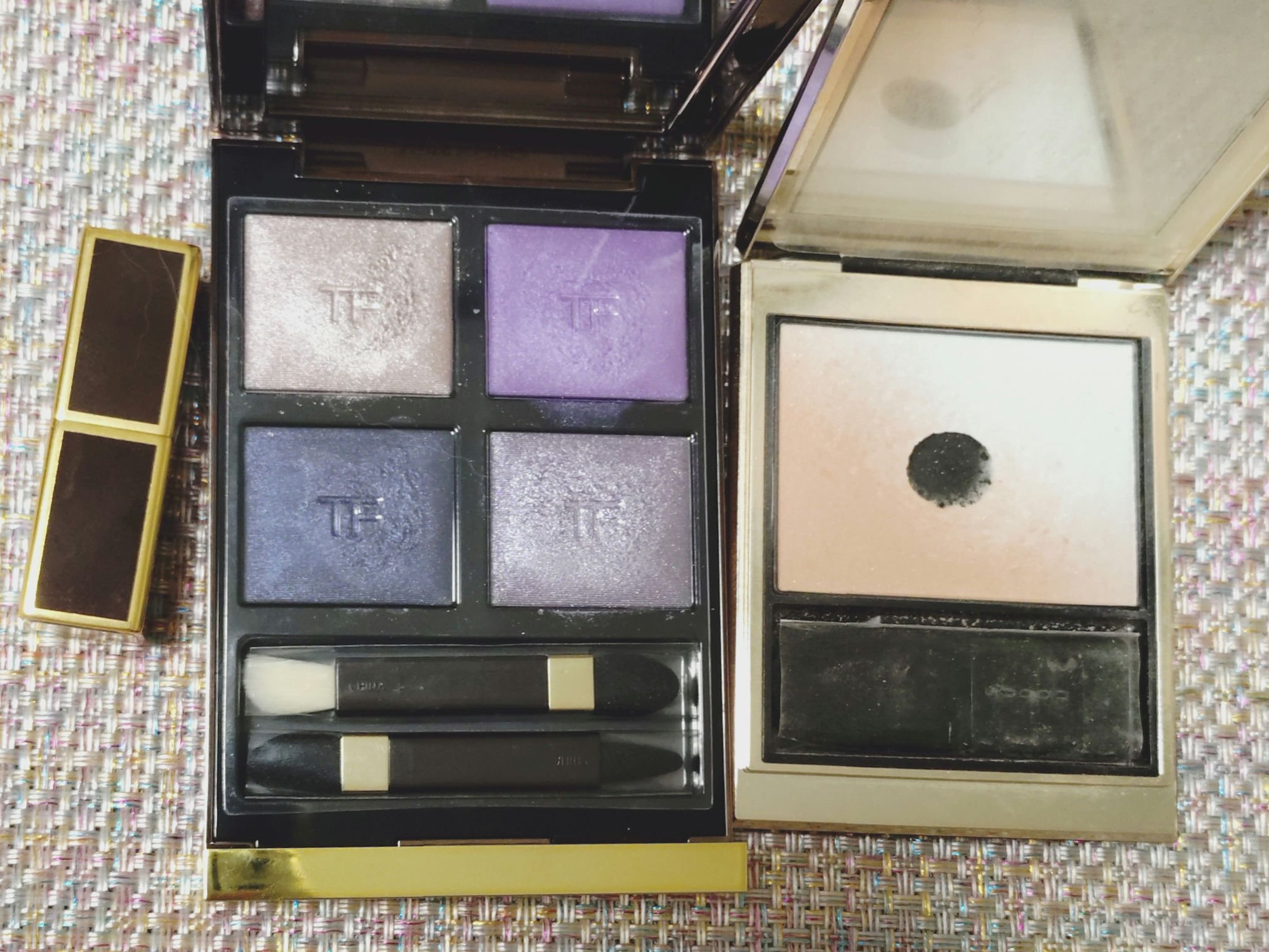 ■昨日のメイク


トムフォードのアイ カラー クォード、
28RWデイドリームを使用。
右下をアイホール全体に、
左下を二重幅に重ねてシンプルに。
チークはSUQQUの羽風。下まぶたにも塗った。
リップはトムフォードのカサブランカを使いま