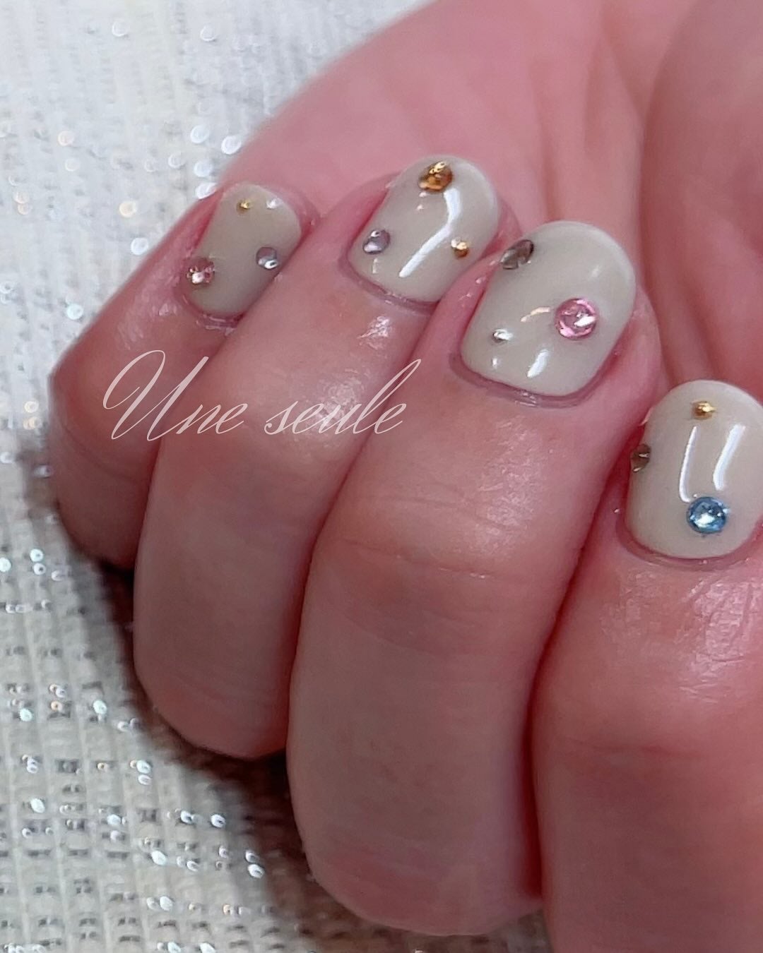 emi@フォロバ100 on LIPS 「ホリデー気分の煌めきネイル/カラフルビジュー𓂃。:*アシンメト..」(1枚目)