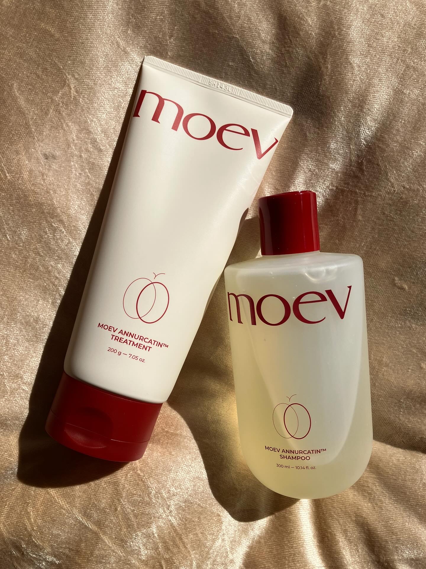 MOEV モエブ 
アヌカチンシャンプー
アヌカチントリートメント 
~~~~~~~~~~~~~~~~~~~~~~~~~~~~~~~
ヘアケアアイテムを色々と試している私ですが、
ずっと気になっていたりんごエキスなどの天然由来成分が使われて