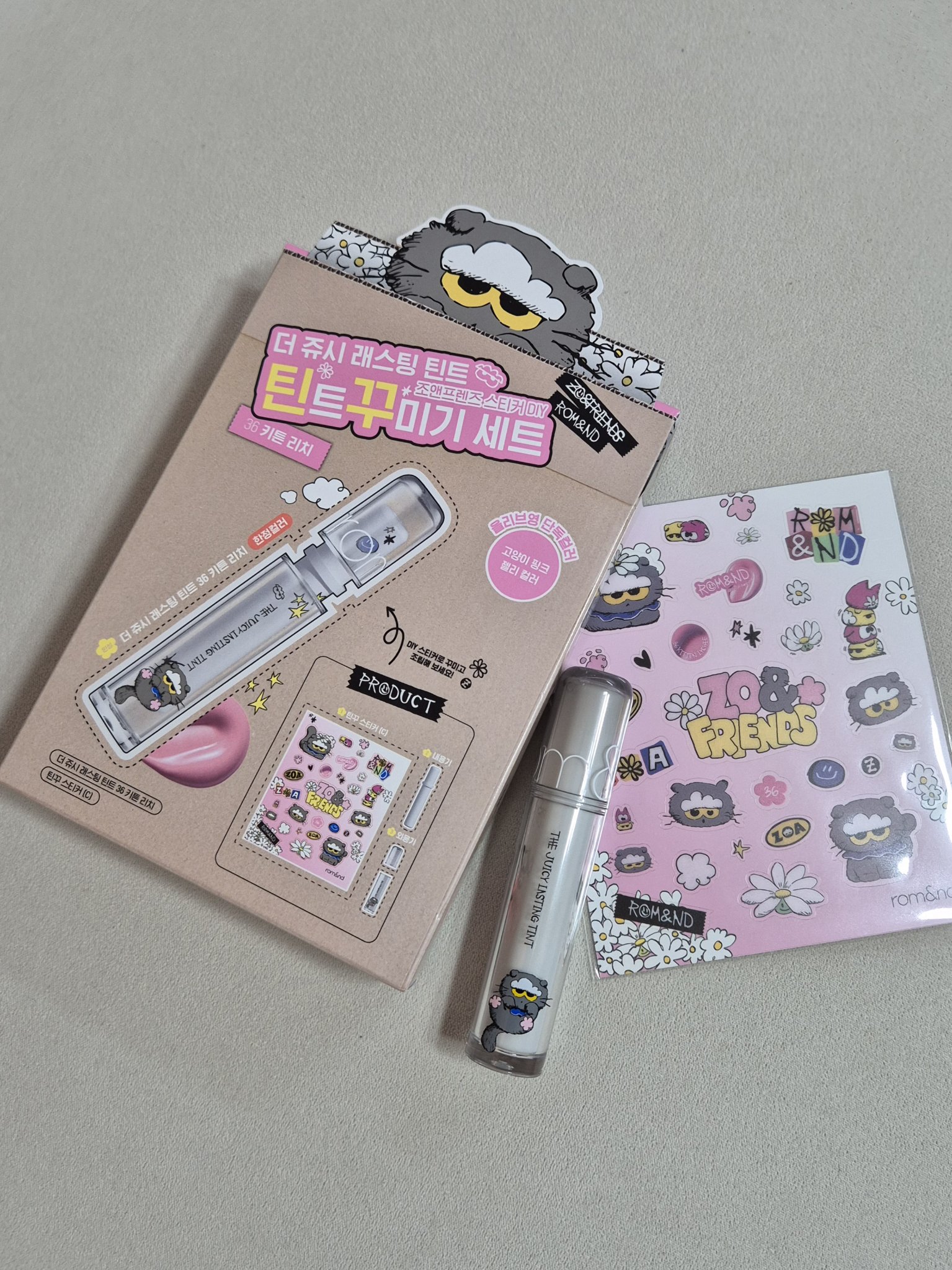 rom&nd ジューシーラスティングティント
新作の36番を韓国オリヤンで購入しました💞
シールがついてて自分だけのかわいいティントが作れます！

唇の表面に、シロップのような透明感のあるツヤ膜を形成します✨この膜が光を反射することで、ぷ