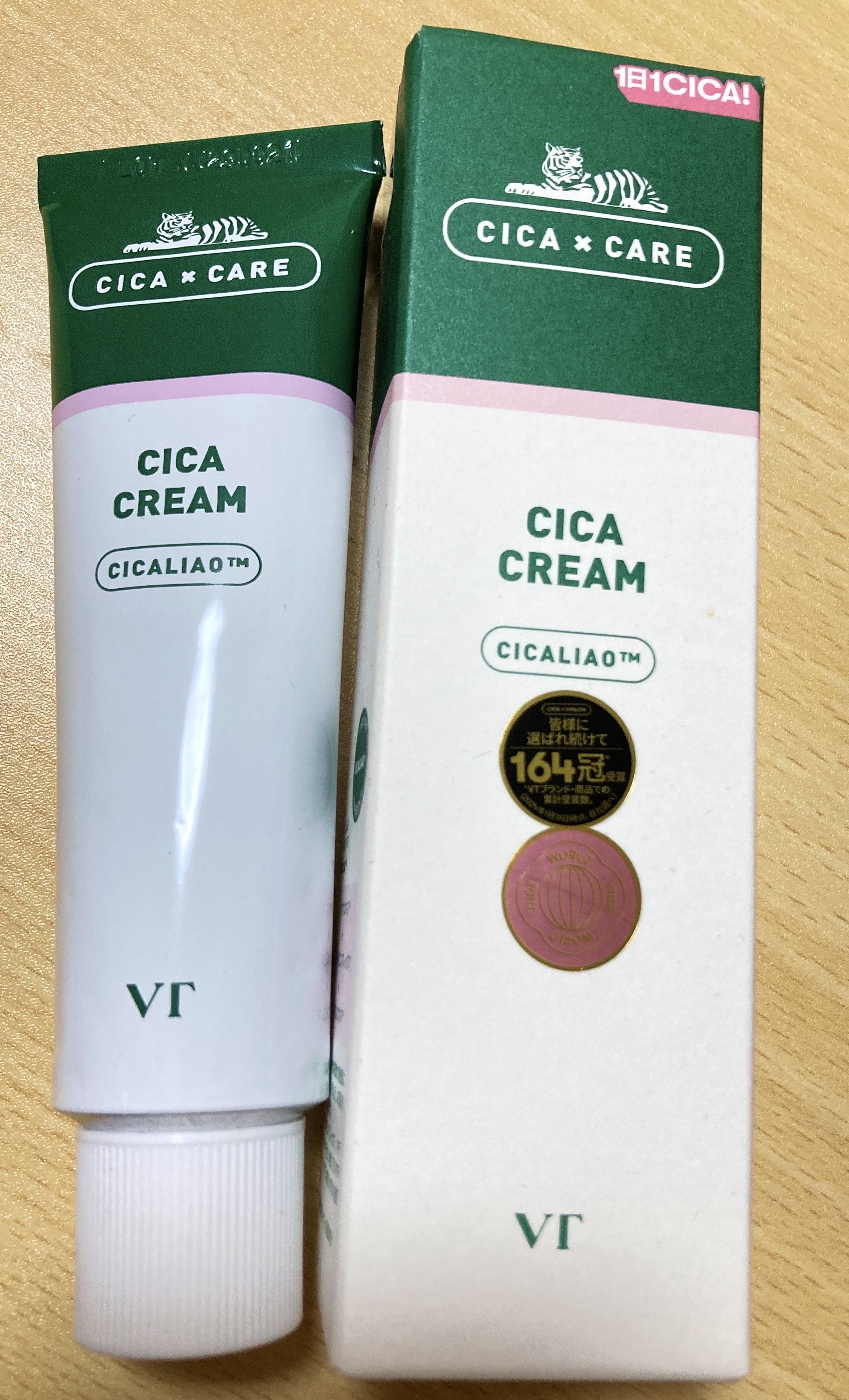 “ゆらぐ前に、スッと整うシカバリア”
ジェルみたいに軽いのに、ひと塗りで赤みもカサつきもふわっと落ち着く🌿💧

朝はメイク前のすべすべ土台に✨
夜はちょい厚めに塗ると、翌朝つるんと安定肌💚が叶う。

香り・刺激ほぼゼロで毎日使いやすい