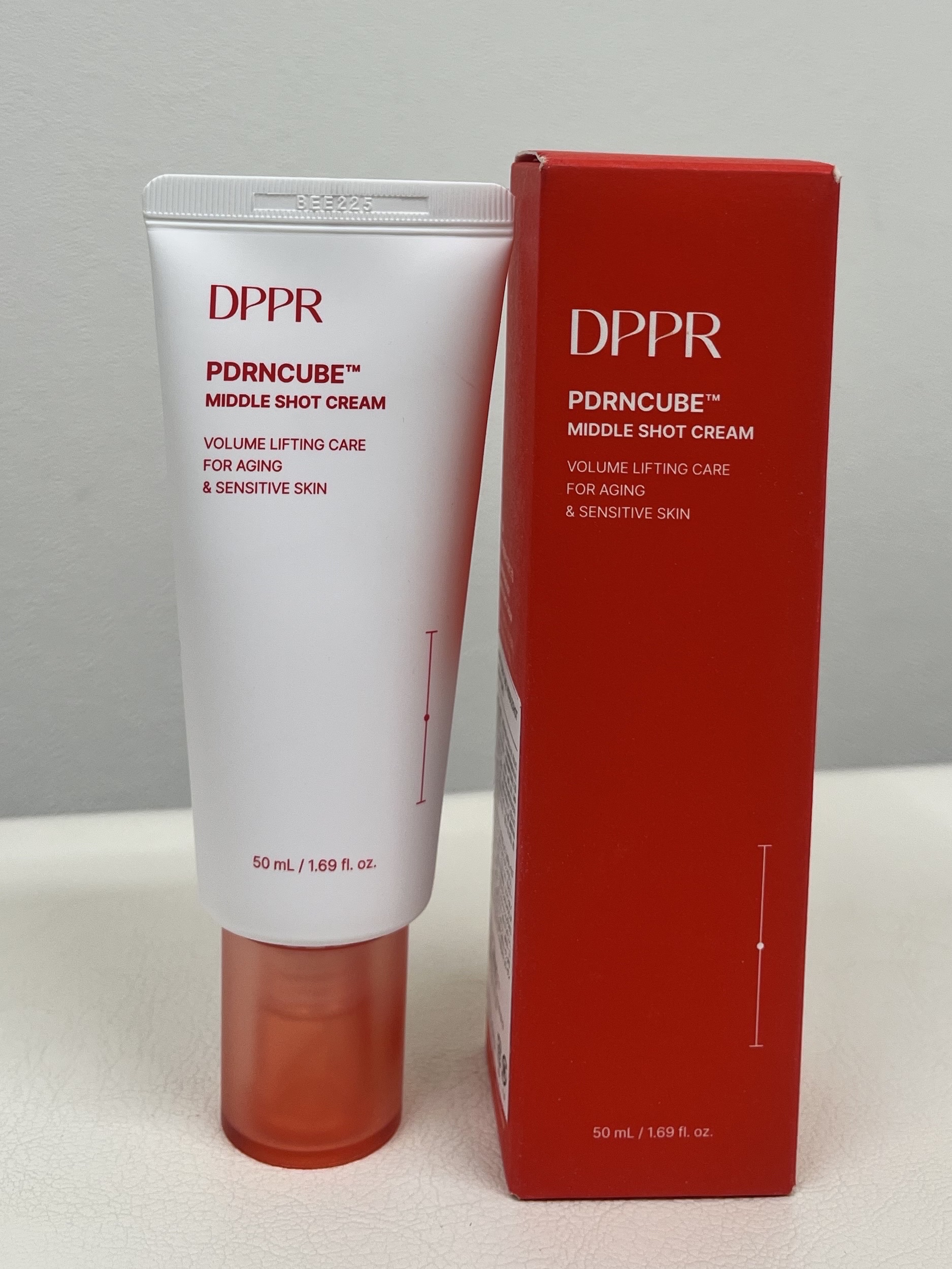 DPPR PDRN CUBE ミドルショットクリーム

中顔面ハリUPで若見えフェイスへ
というコピーが気になります

ジェルのような軽やかなテクスチャー
いくらカプセルがどんなもんかと思いましたが
香りはローズ系で、カプセル状成分が溶け込