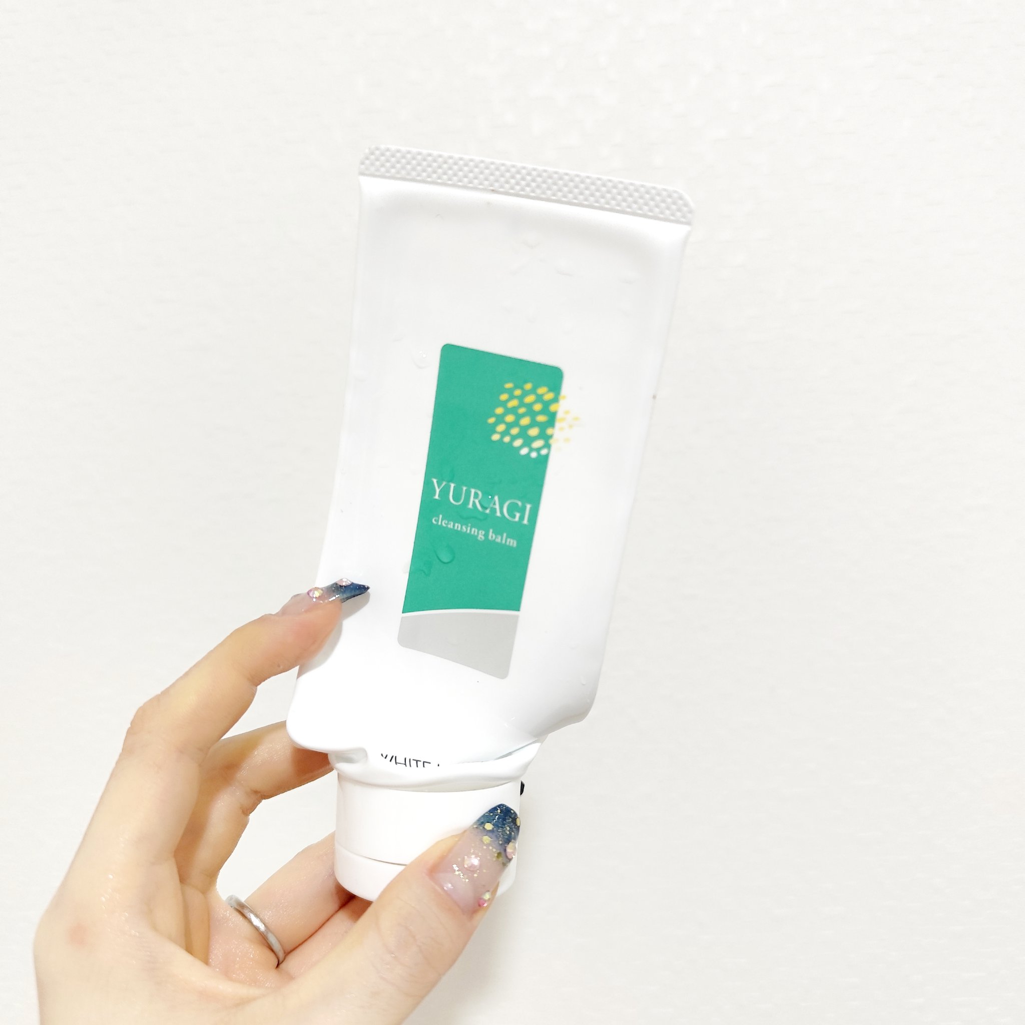 〖ミックコスモ ホワイトラベル　ゆらぎクレンジングバーム〗

使い切りです。
チューブタイプのクレンジングバームって
クレンジングクリームじゃないの…？
って思ってたけど全然違った‼️
これちゃんとクレンジングバームです‼️

ジャータイプ