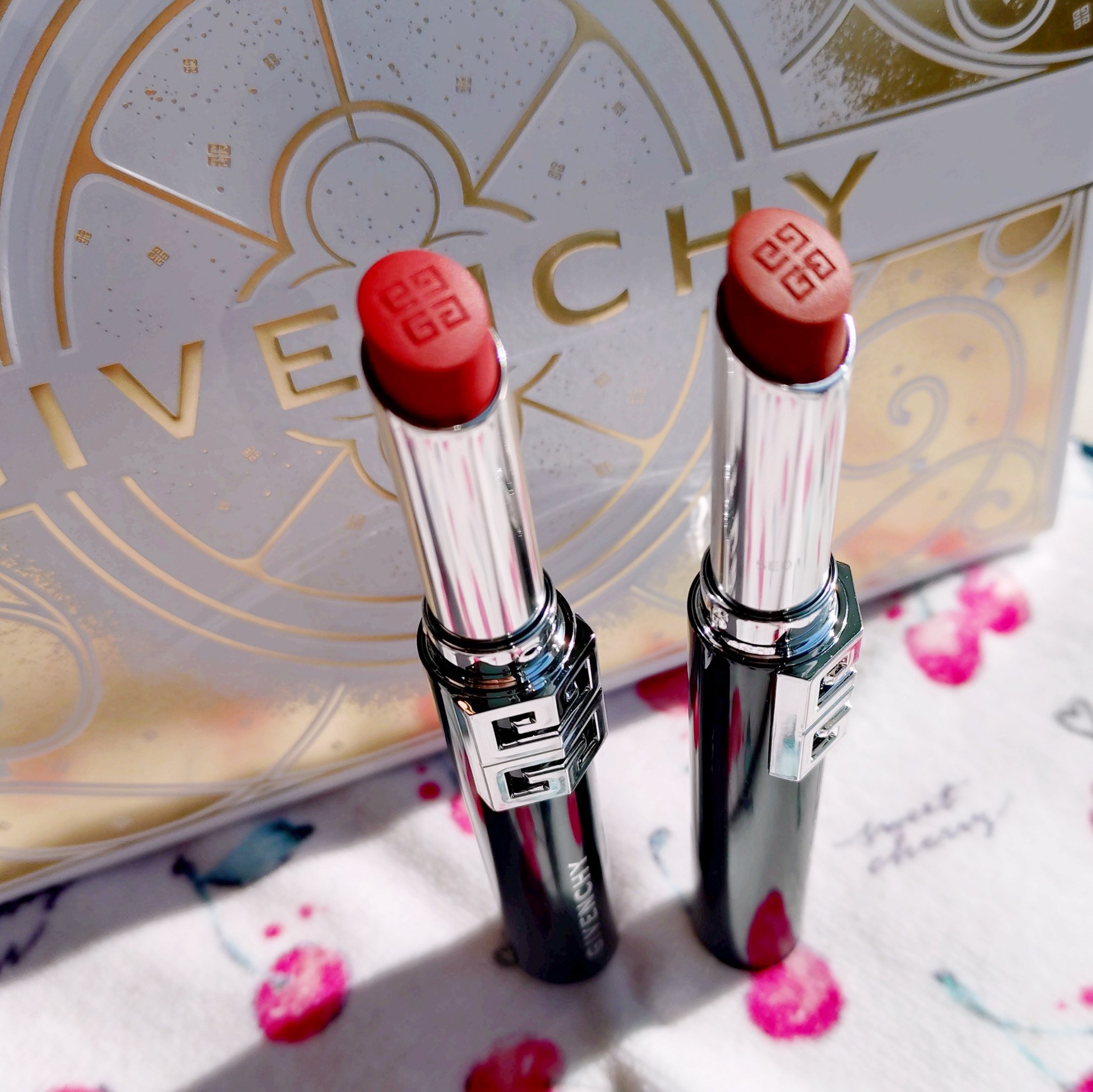 GIVENCHY
ルージュ・ジバンシイ・ベルベット・マット
R13　レッド・ミューズ
R14　フラッシュド・オーガンザ

ジバンシイさまからいただきました。
マットタイプのリップの、ホリデー限定色です。

上がR13、下がR14。R13が大