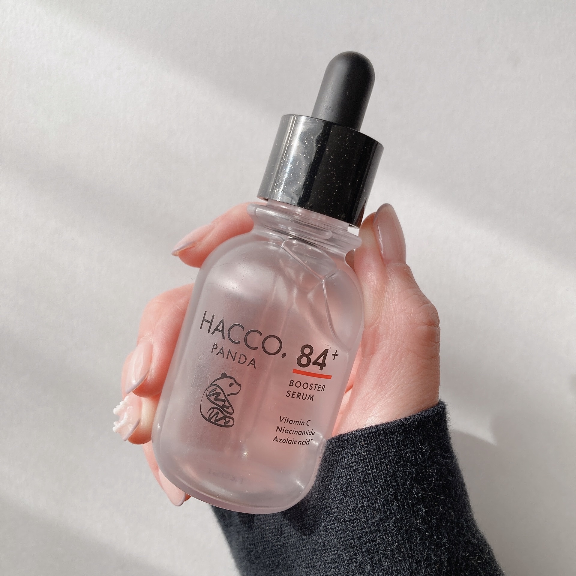 ※提供品のレビューになります。

ハッコウパンダ　発酵導入美容液

保湿成分のサッカロミセス／コメ発酵液を配合した導入美容液。

さらっとしたテクスチャーなのですっと肌になじんでくれます。

スキンケアだけでなくデコルテや首元などのボディケ