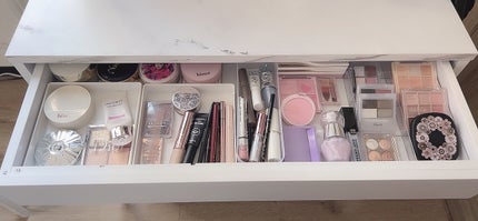Toka on LIPS 「今回はコスメ収納についてご紹介します꜀^.̫.^꜆画像ごとに説..」(4枚目)