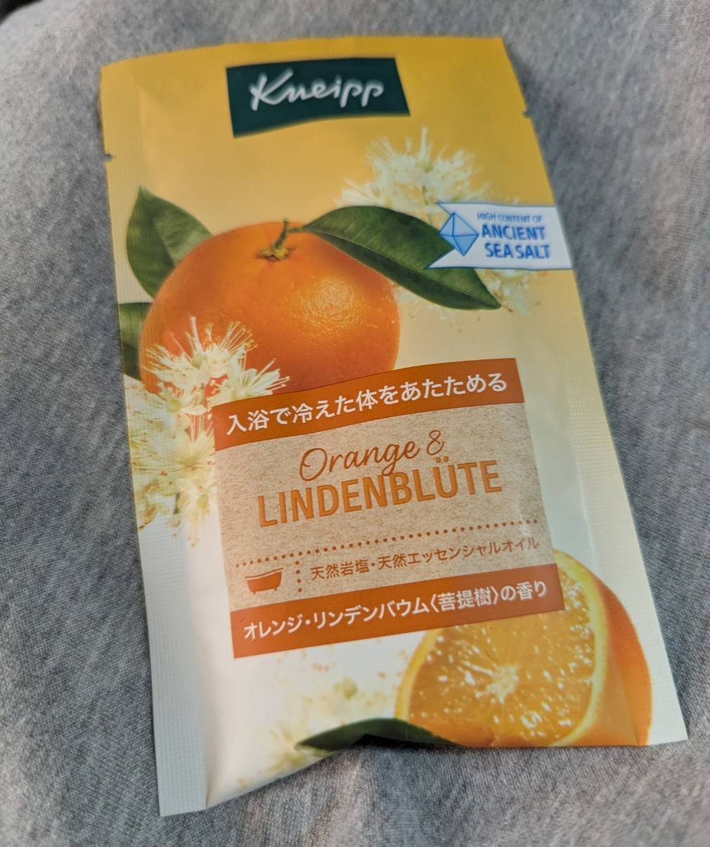 やっぱりこれですわークナイプのバスソルト オレンジ・リンデンバウム。
最近クナイプのバスミルクにハマってましたがやっぱりこれもいい！
オレンジのはじけるような香りと菩提樹の落ち着いた香りのハーモニーって感じ。
よくあったまるしお肌にも良さげ
