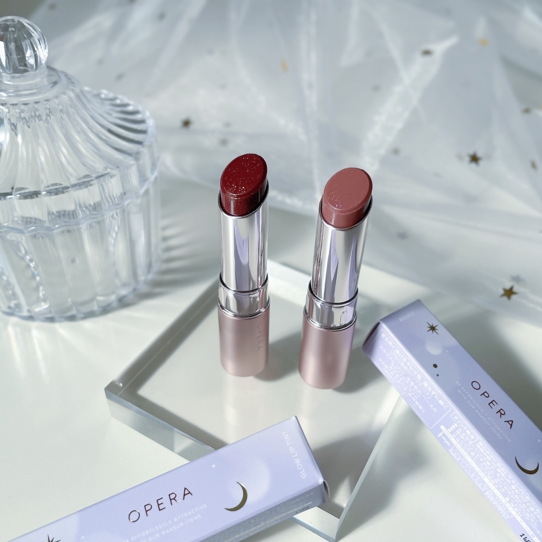 ＼ 𝐎𝐏𝐄𝐑𝐀 グロウリップティントから
　　　　　　　　冬の限定カラーが発売⋆˙⟡ ／
　　
　　
月の光をイメージした
繊細なゴールドラメたっぷり🌙
透ける深みカラーと
ちゅるきら質感のかけあわせの
ダークなメロリップ🤍�