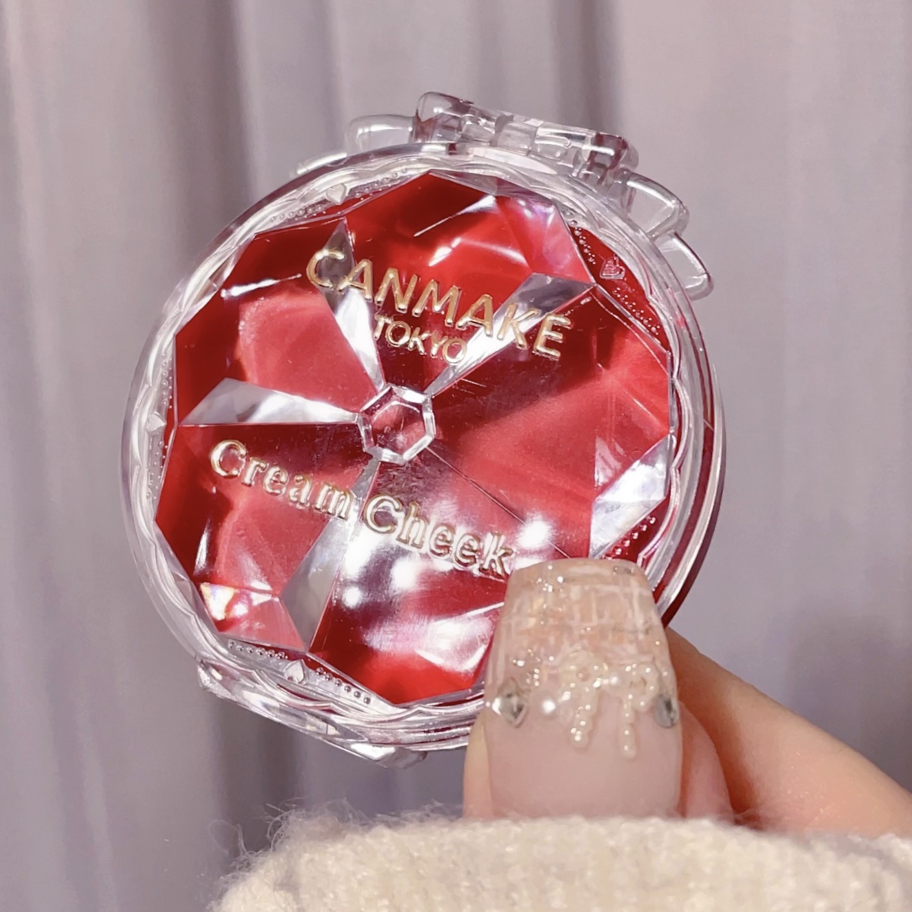 キャンメイクのチークしれっとパケリニューアルされて宝石みたいなキラッキラになってる…

