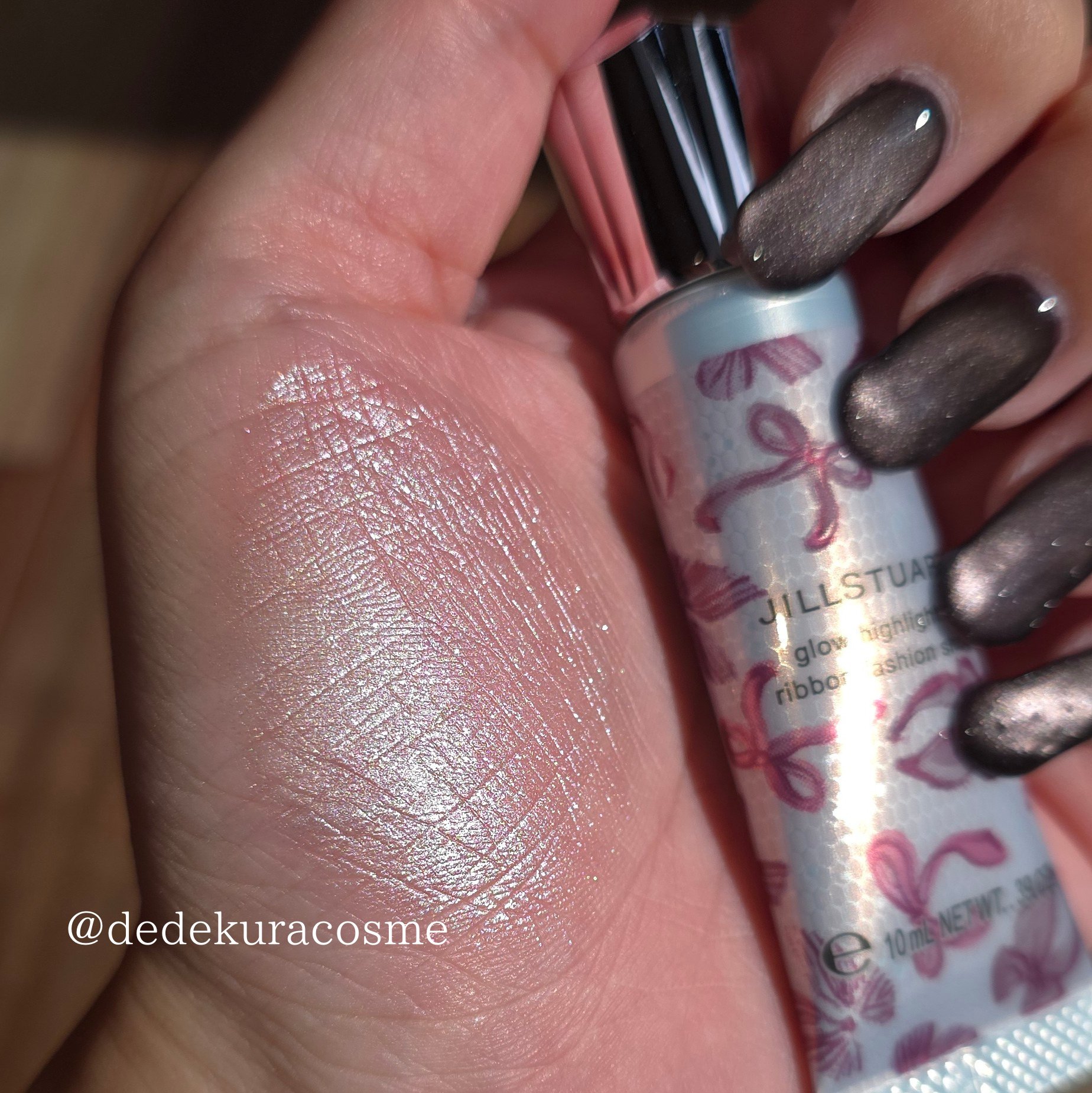 ジルスチュアート
グロウハイライターリボンファッションショー

塗り広げるとわかるけど華やかだけど繊細なハイライターなのがわかる👏🏻きらっきらで可愛い🥰べたつかずスッと伸びてくれるから調整しやすいのはかなりありがたい…！！！指で少量ず