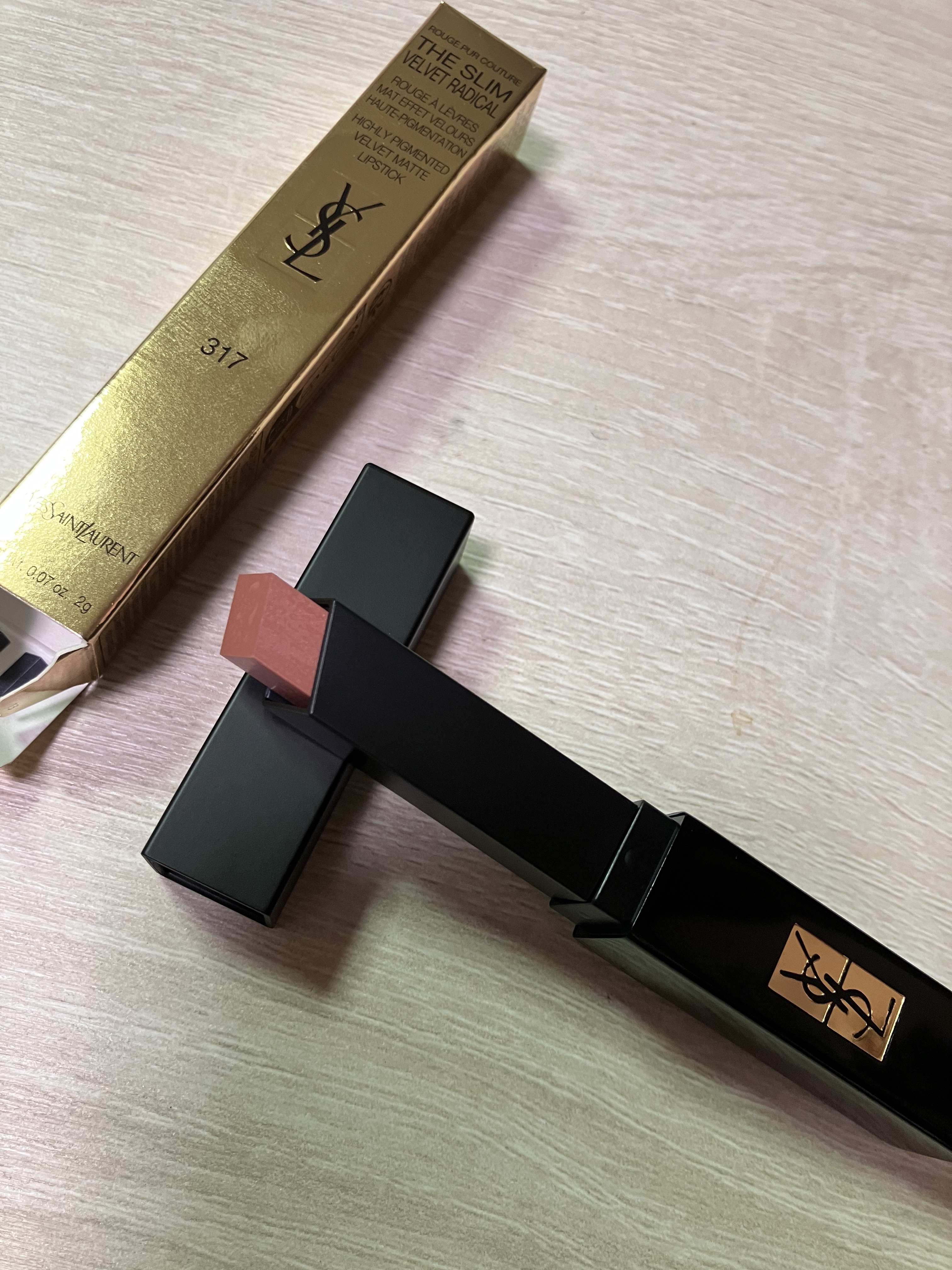YVES SAINT LAURENT BEAUTE
ルージュ ピュールクチュール ザ スリム ベルベットラディカル
No.317 エクスプローディング ヌード

スフレマット
良い香りがする
なめらかな質感がいい感じ

#マットリップ #デ