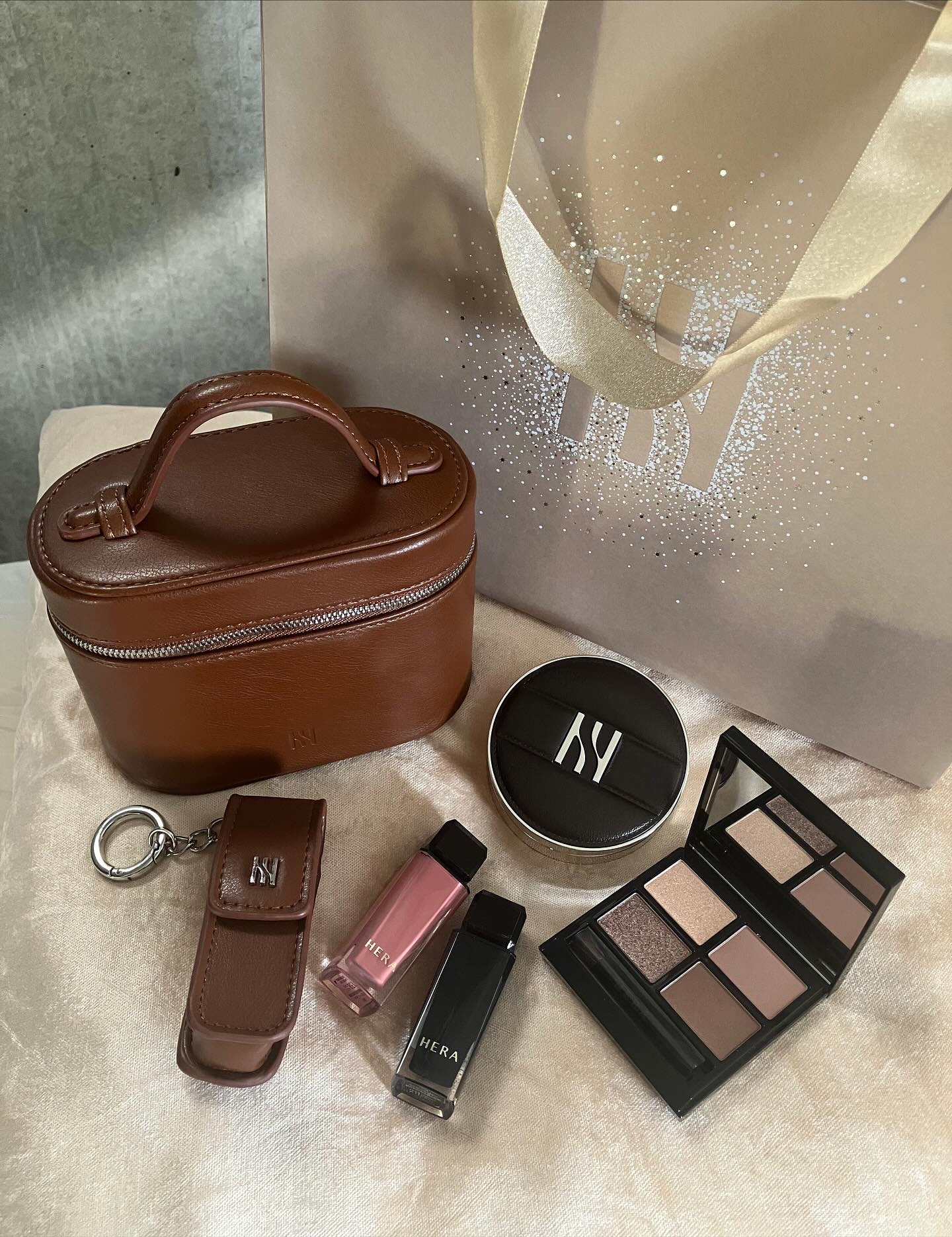 HERA
2025 HERA
HOLIDAY COLLECTION 
~~~~~~~~~~~~~~~~~~~~~~~~~~~~~~~
皆さま、今年も気が付けばホリデーシーズンですね🎄🌟
お迎えするコフレ、どの子にするか決めましたか？🥺