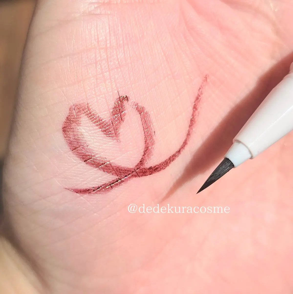 ジルスチュアート
ニュアンスルックリキッドアイライナーリボンファッションショー

デデクラ久々のカラーアイライナー🪄目元が引き締まるボルドーカラーだからコフレのアイシャドウと一緒に使うといいスパイスになって好き🥺💗滲みにくいのもいいよ