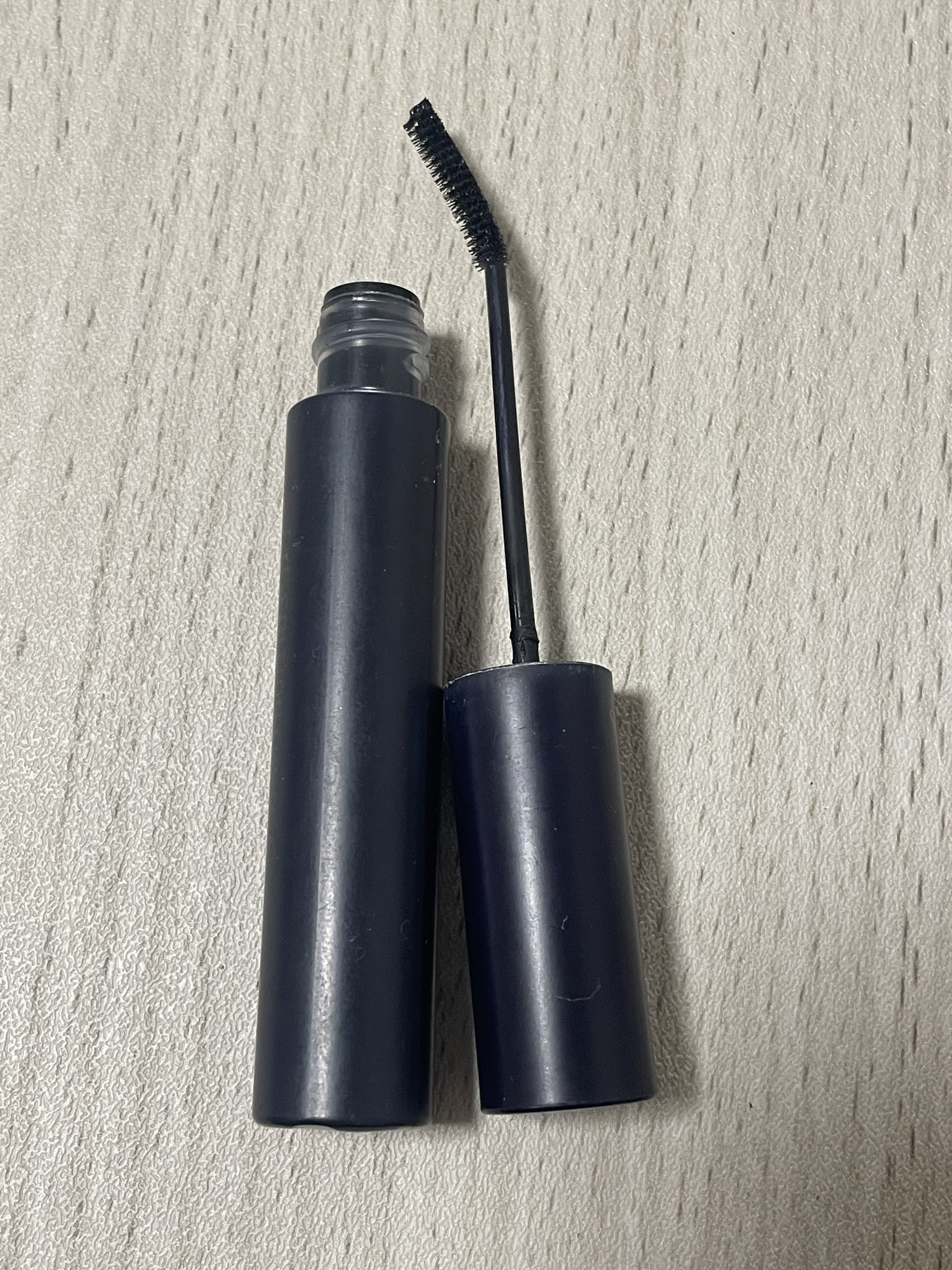 ettusais マスカラベース ¥1,320

ナチュラルメイク好きな方にはこれ一本で仕上がると思います！

ブラシが小さくて塗りやすく、繊細に仕上がるのが良かったです。

お湯落ちなのでリムーバーいらないのも助かった！ただ、その反面水分